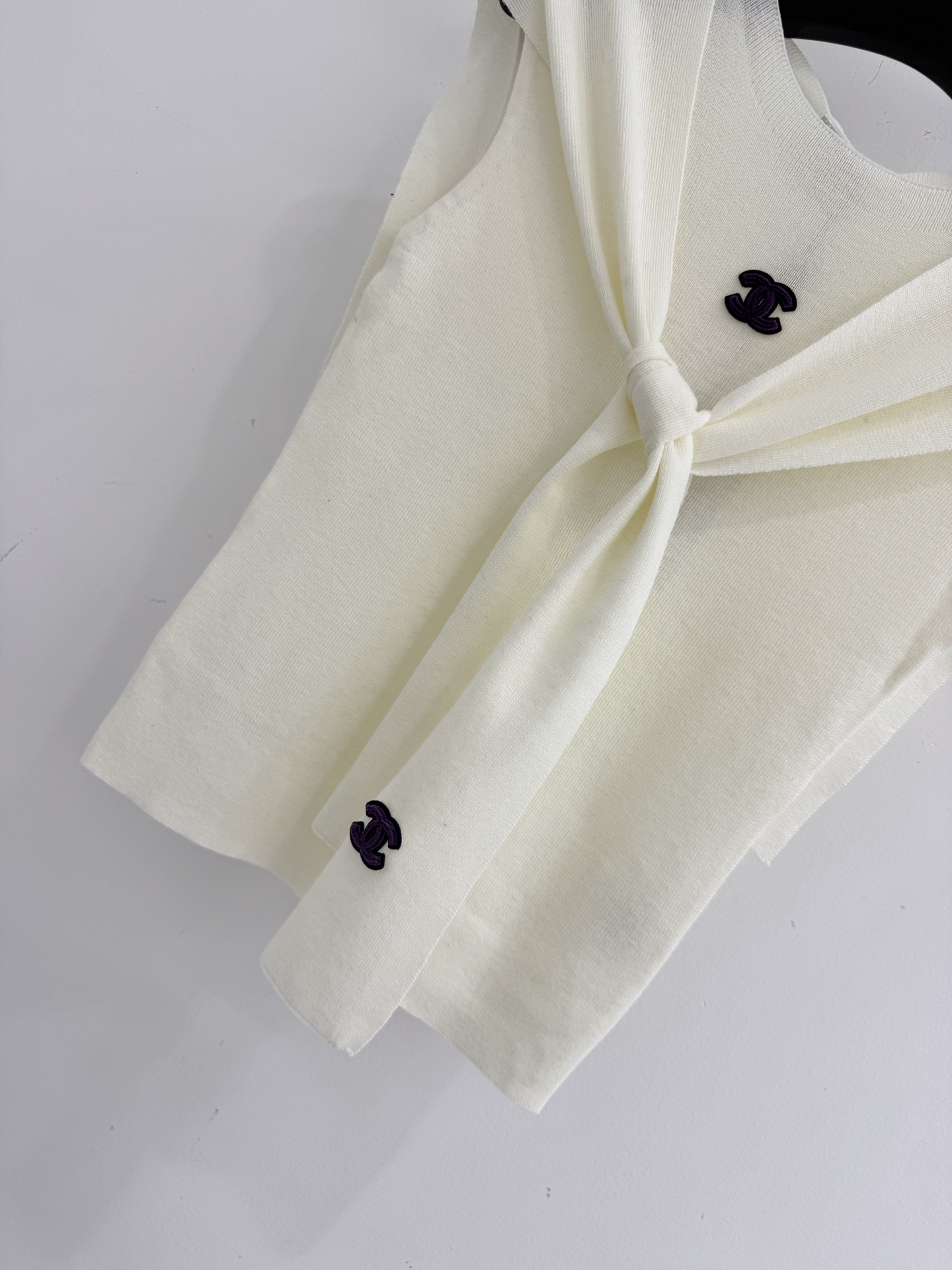 Chanel ‌简约风格，披肩搭配，减龄 ，修身背心，衣身线条流畅百搭 。L