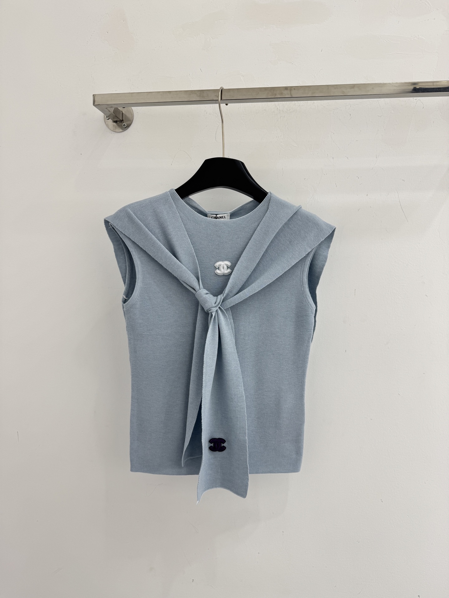 Chanel ‌简约风格，披肩搭配，减龄 ，修身背心，衣身线条流畅百搭 。L