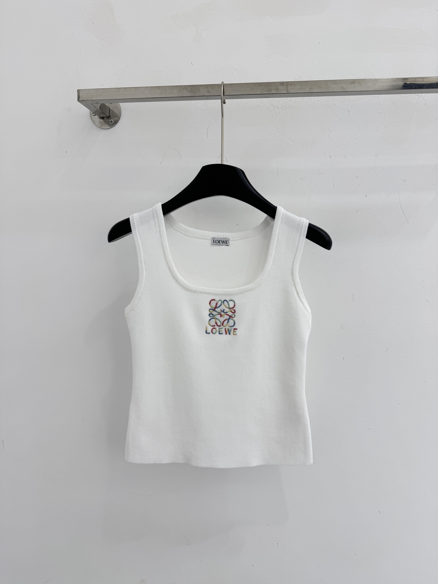 Unknown 黑白针织背心，U领修身显瘦，彩虹刺绣logo点缀，简约百搭，内搭外穿都高级J
