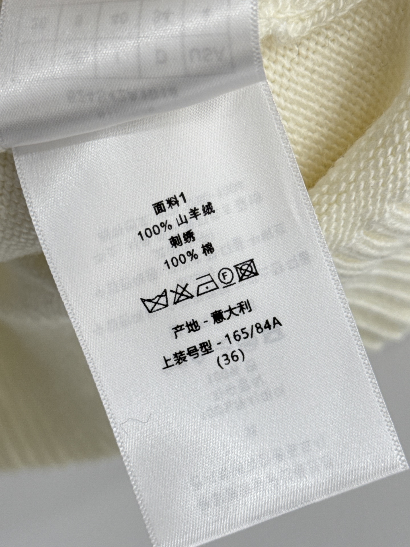 Unknown 软糯亲肤，奶白与湖蓝两色可选，满印小碎花温柔减龄，圆领简约百搭，春夏日常通勤氛围感拉满Y
