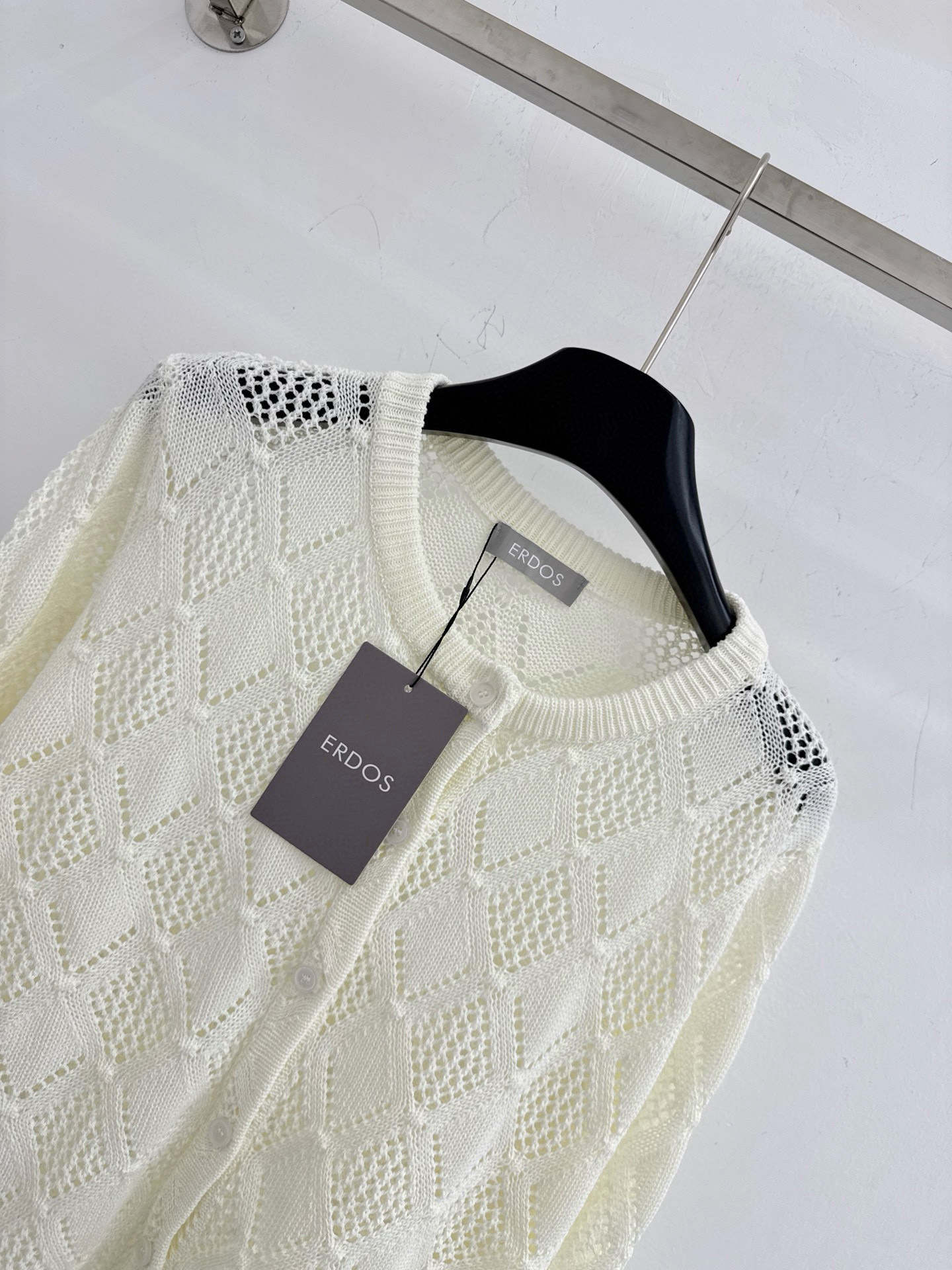 Chanel 温柔奶油黄与奶白镂空针织三件套，菱格纹理透气清爽，开衫+吊带夏日氛围感拉满，温柔又百搭