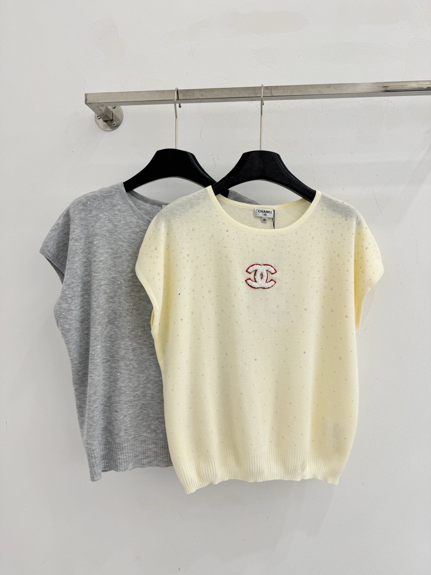 Chrome Hearts 温柔奶油黄与气质灰针织小飞袖，全身 烫钻点缀，简约圆领，软糯透气，轻奢高级感满满L