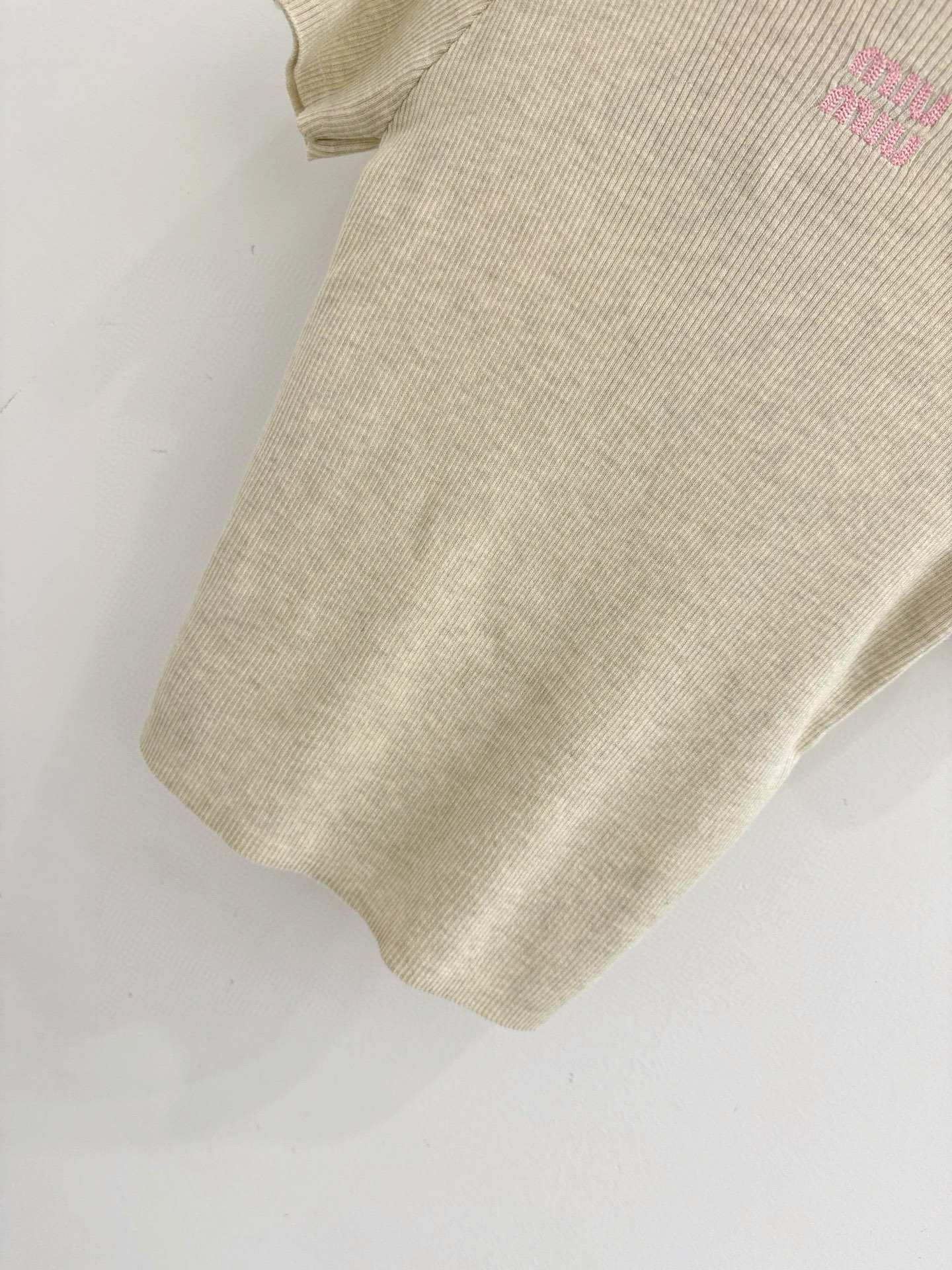 Unknown 修身显瘦，软糯亲肤，简约圆领搭配 小标，日常百搭，通勤休闲都合适L