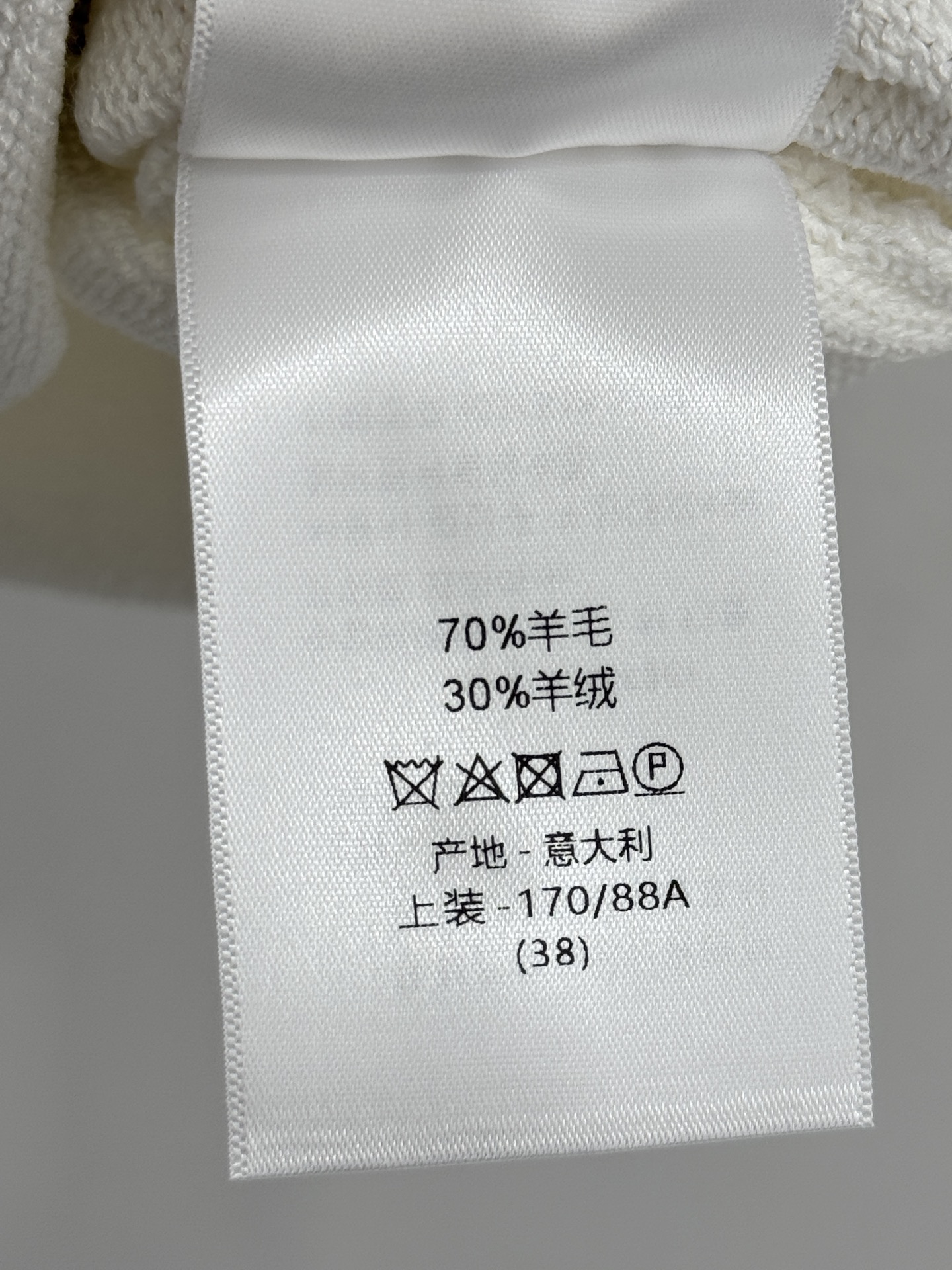 Unknown 重工烫钻印花针织背心，图腾与烫钻点缀，软糯亲肤，简约 ，高级感满满，百搭显瘦D