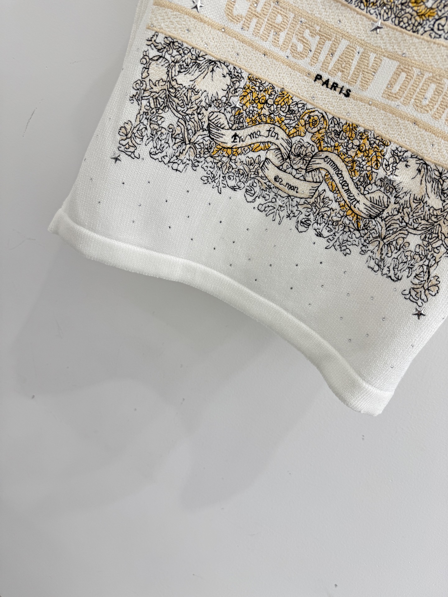 Unknown 重工烫钻印花针织背心，图腾与烫钻点缀，软糯亲肤，简约 ，高级感满满，百搭显瘦D