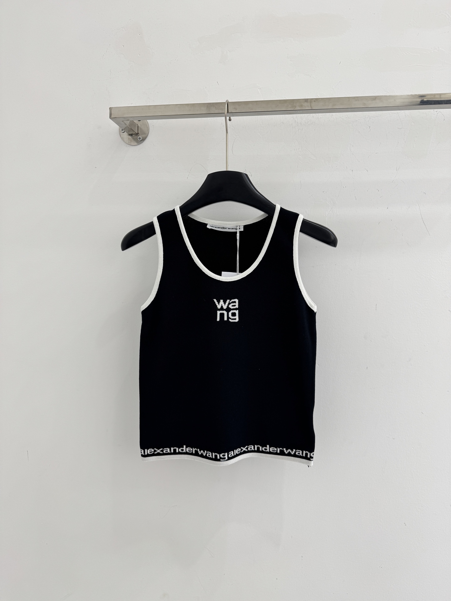 Alexander Wang 黑白撞色针织背心，简约圆领设计，胸前字母刺绣，下摆织带点缀，修身显瘦，百搭 ，日常通勤皆可D