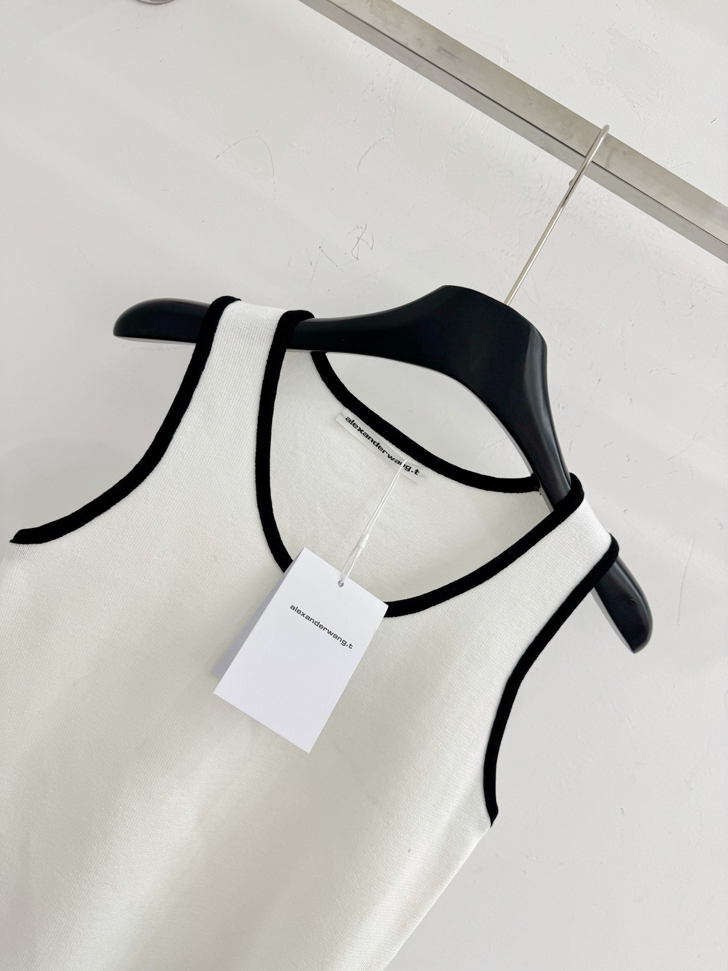 Alexander Wang 黑白撞色针织背心，简约圆领设计，胸前字母刺绣，下摆织带点缀，修身显瘦，百搭 ，日常通勤皆可D