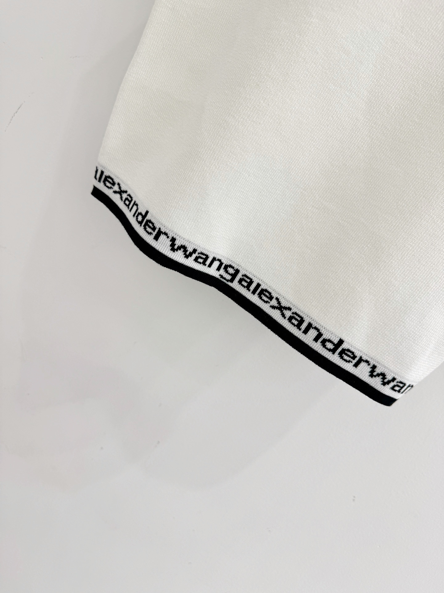 Alexander Wang 黑白撞色针织背心，简约圆领设计，胸前字母刺绣，下摆织带点缀，修身显瘦，百搭 ，日常通勤皆可D