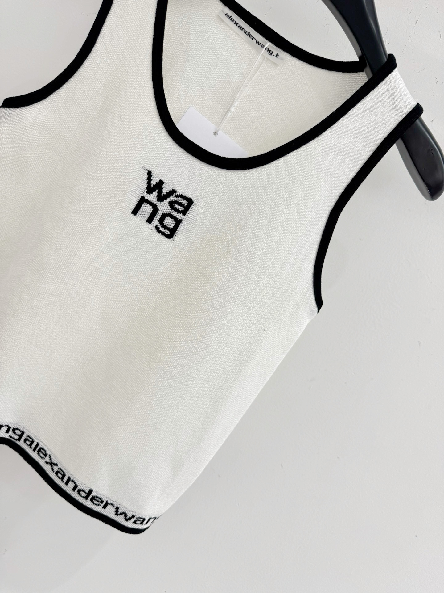Alexander Wang 黑白撞色针织背心，简约圆领设计，胸前字母刺绣，下摆织带点缀，修身显瘦，百搭 ，日常通勤皆可D