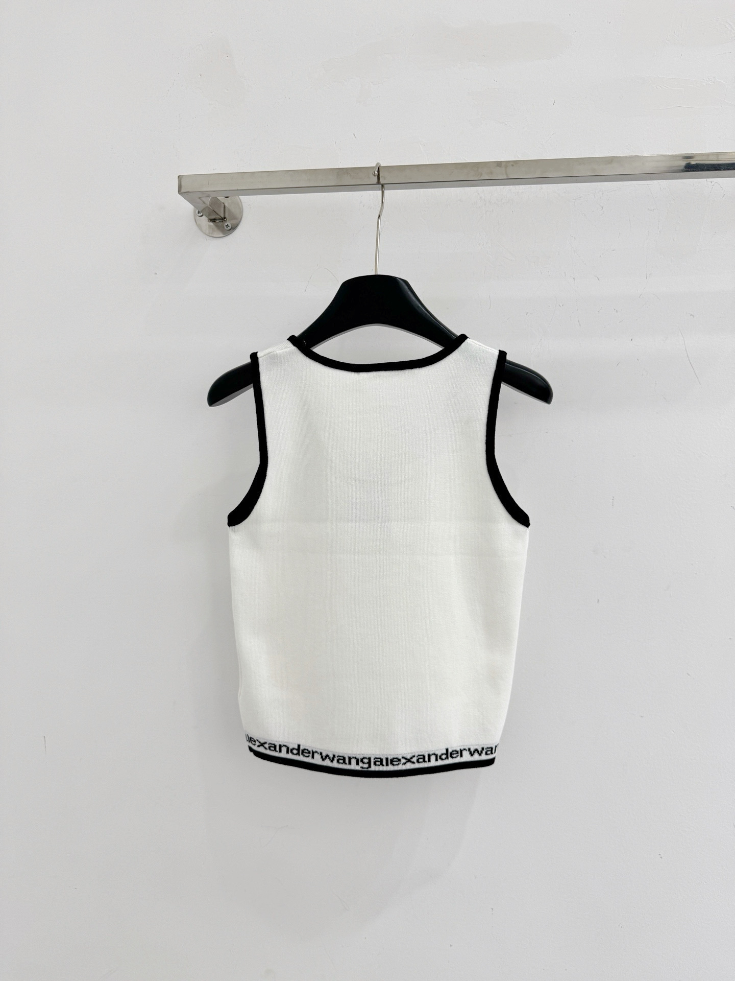 Alexander Wang 黑白撞色针织背心，简约圆领设计，胸前字母刺绣，下摆织带点缀，修身显瘦，百搭 ，日常通勤皆可D