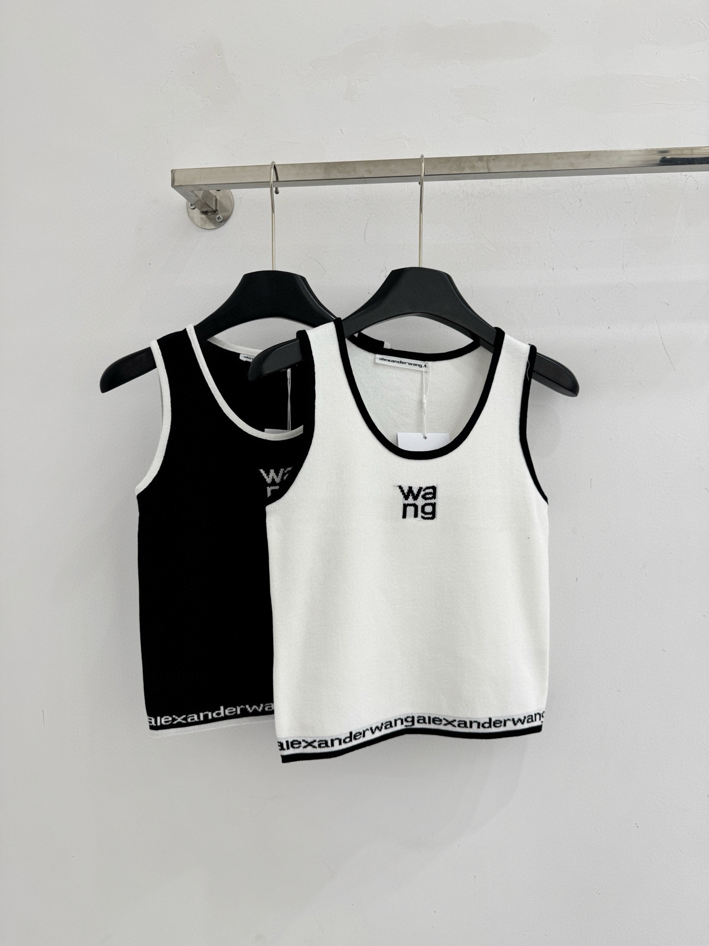Alexander Wang 黑白撞色针织背心，简约圆领设计，胸前字母刺绣，下摆织带点缀，修身显瘦，百搭 ，日常通勤皆可D