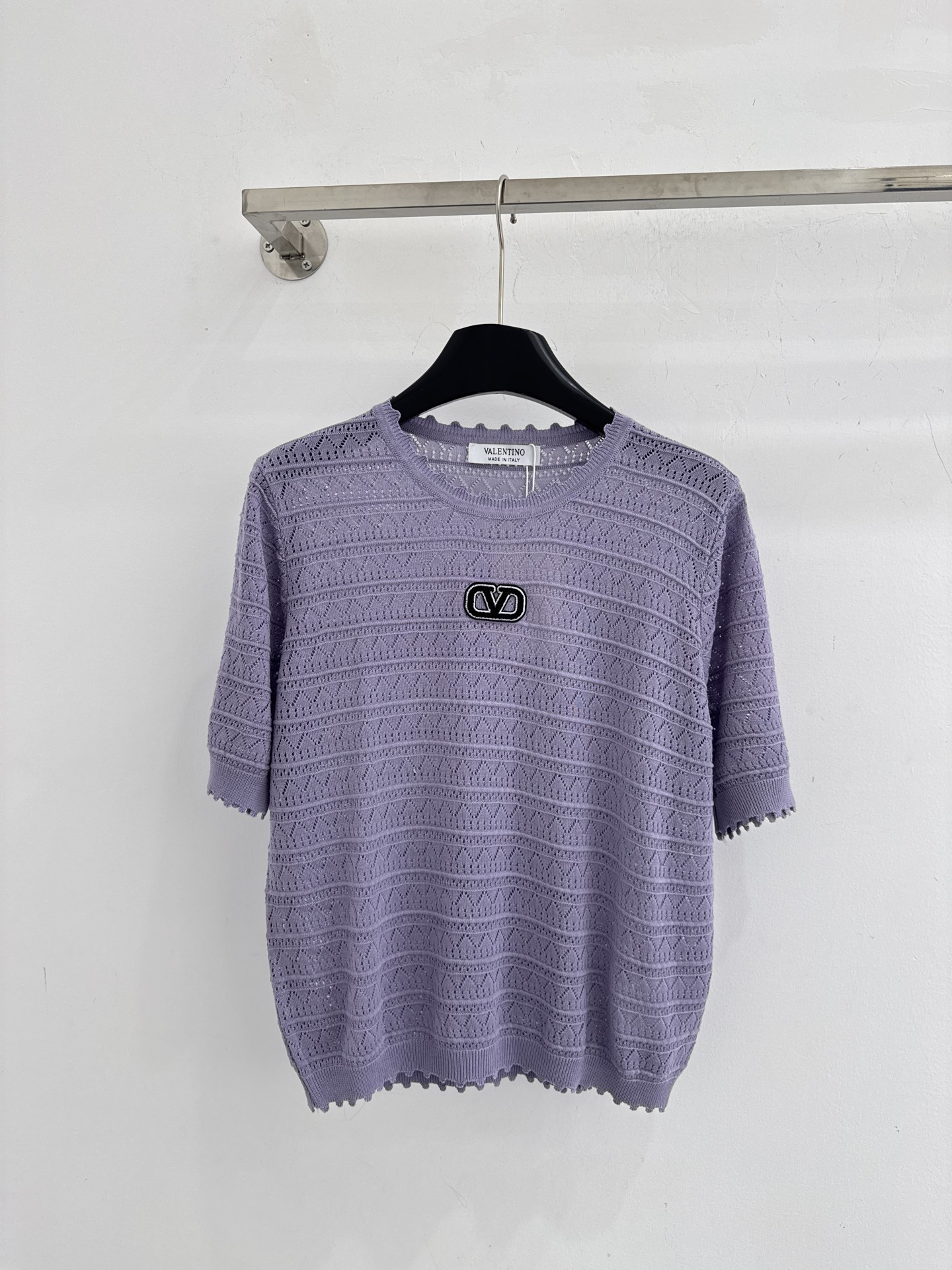 Chanel 镂空针织短袖，菱格纹理，软糯透气，简约圆领，温柔紫与奶油白双色可选，百搭显瘦，尽显温柔气质。L