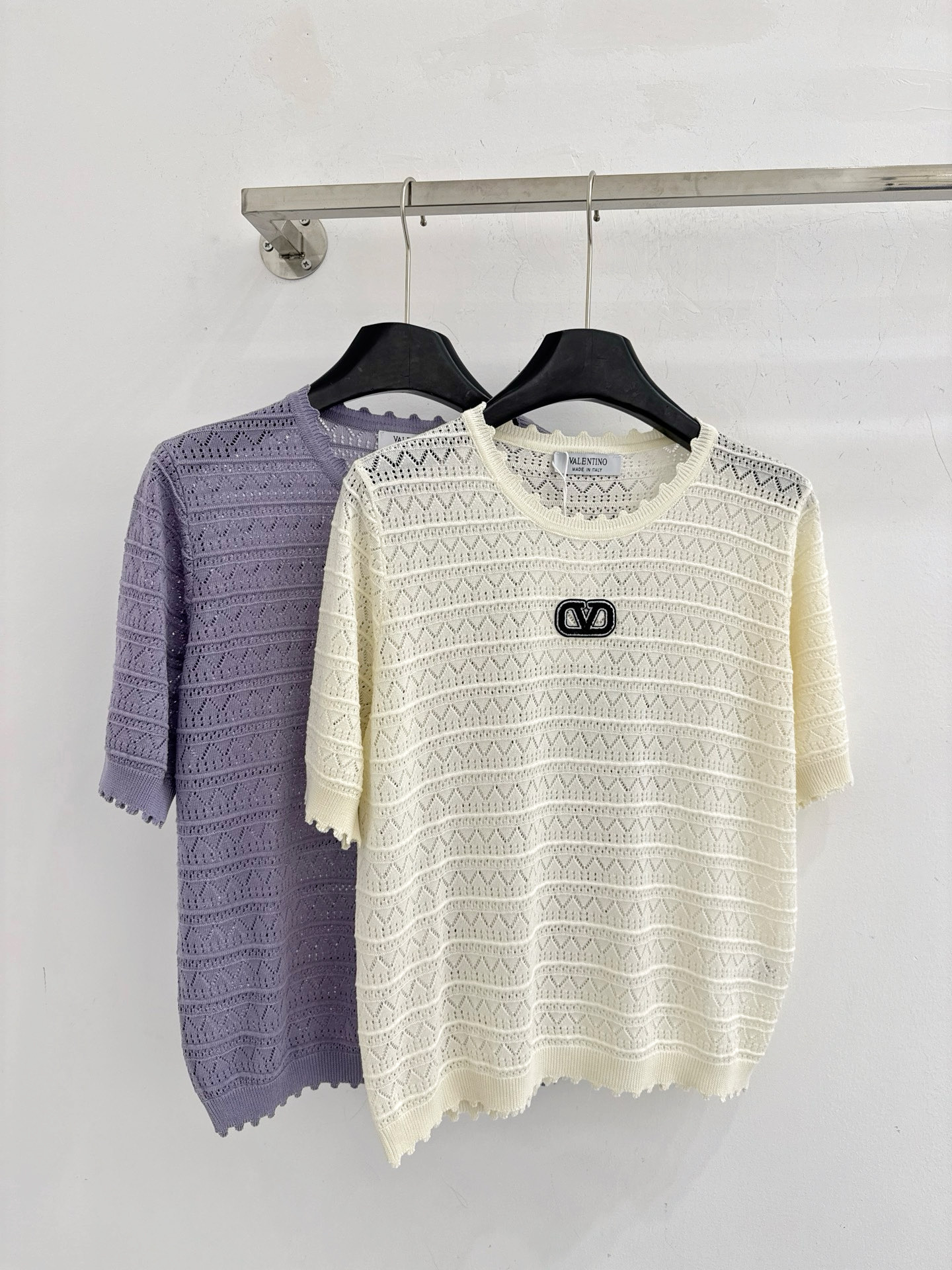 Chanel 镂空针织短袖，菱格纹理，软糯透气，简约圆领，温柔紫与奶油白双色可选，百搭显瘦，尽显温柔气质。L