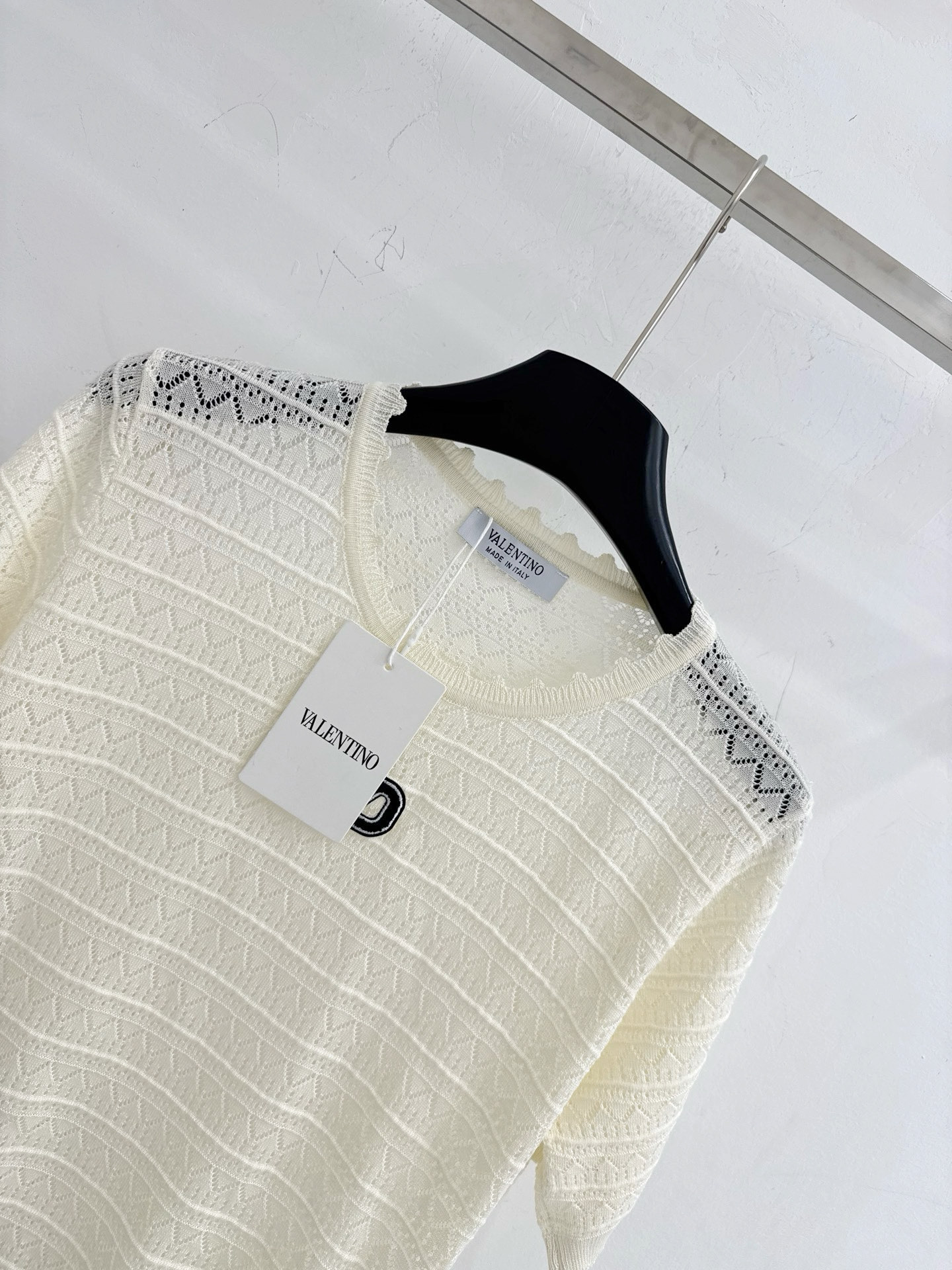 Chanel 镂空针织短袖，菱格纹理，软糯透气，简约圆领，温柔紫与奶油白双色可选，百搭显瘦，尽显温柔气质。L
