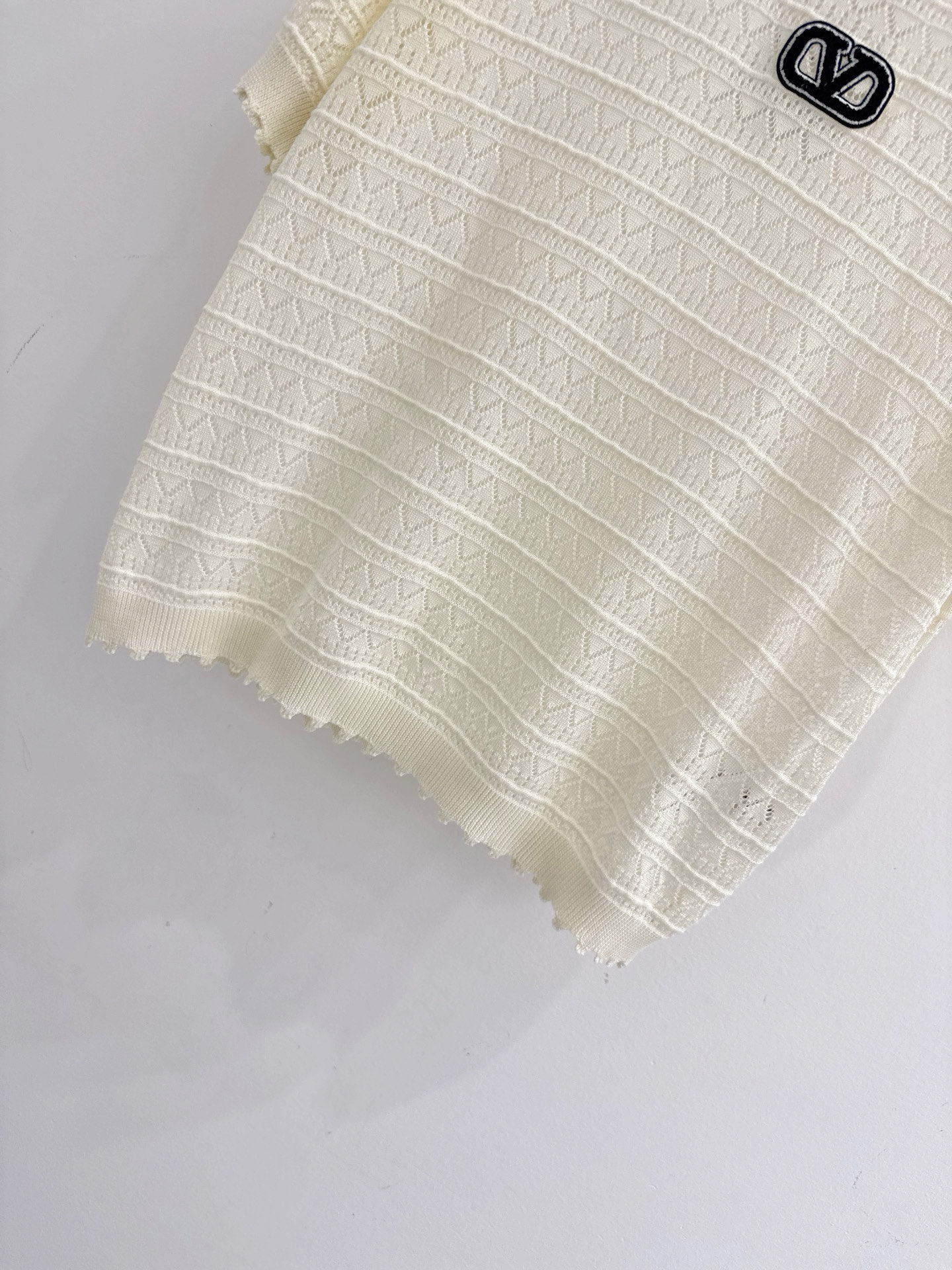 Chanel 镂空针织短袖，菱格纹理，软糯透气，简约圆领，温柔紫与奶油白双色可选，百搭显瘦，尽显温柔气质。L