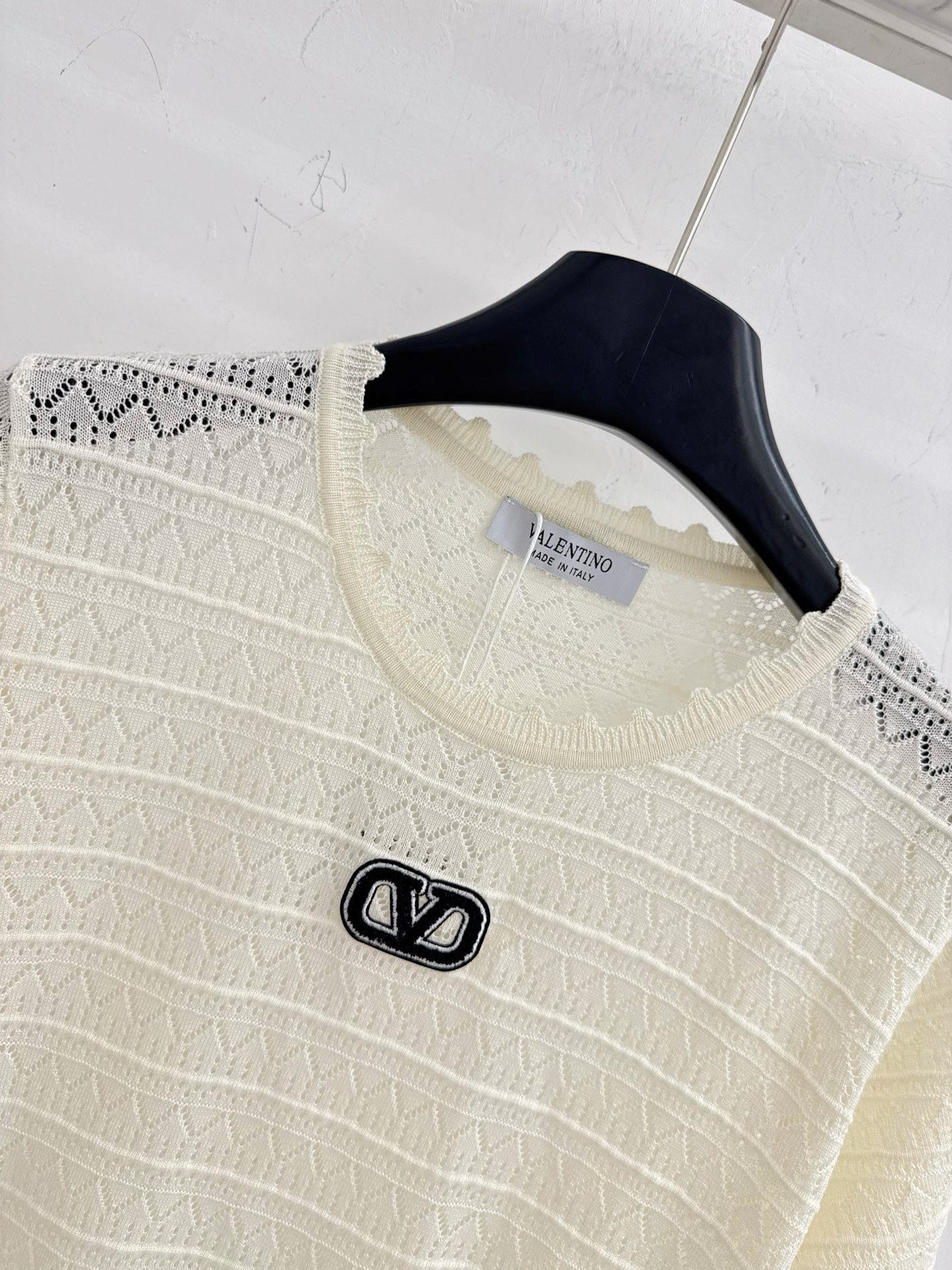 Chanel 镂空针织短袖，菱格纹理，软糯透气，简约圆领，温柔紫与奶油白双色可选，百搭显瘦，尽显温柔气质。L