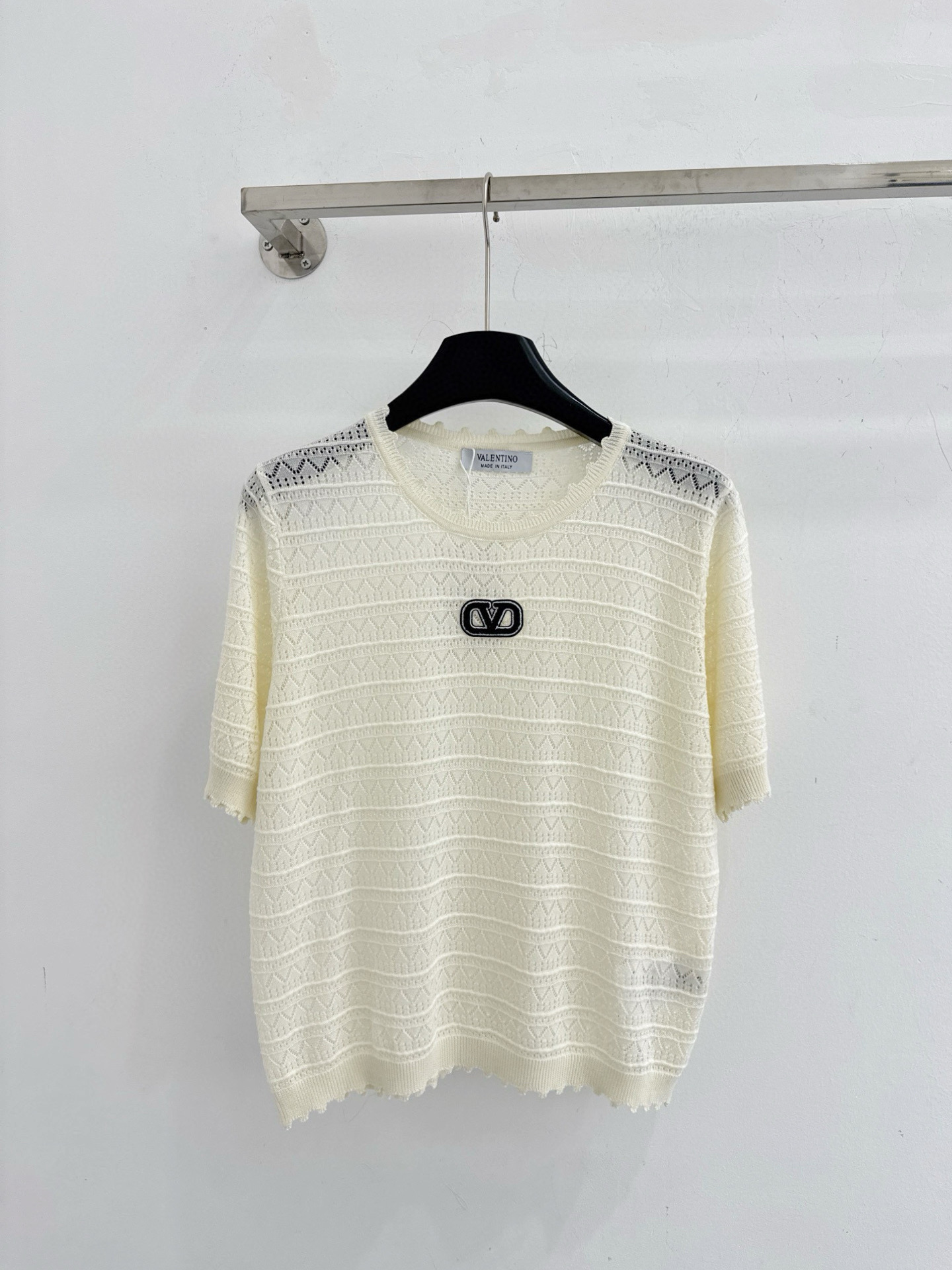 Chanel 镂空针织短袖，菱格纹理，软糯透气，简约圆领，温柔紫与奶油白双色可选，百搭显瘦，尽显温柔气质。L