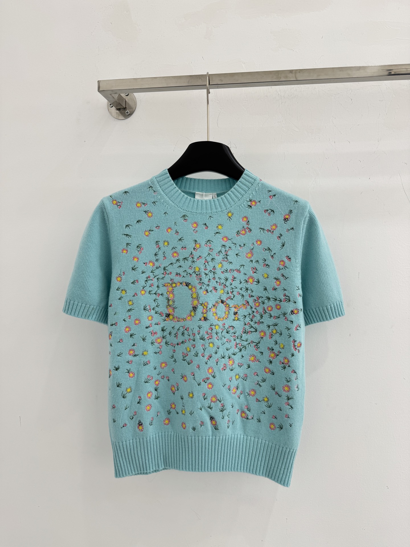 Unknown 软糯亲肤，奶白与湖蓝两色可选，满印小碎花温柔减龄，圆领简约百搭，春夏日常通勤氛围感拉满Y
