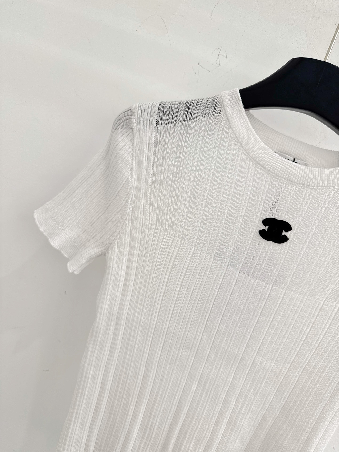 Chrome Hearts 简约圆领坑条针织短袖，修身显瘦，软糯亲肤透气，胸前 小标点缀