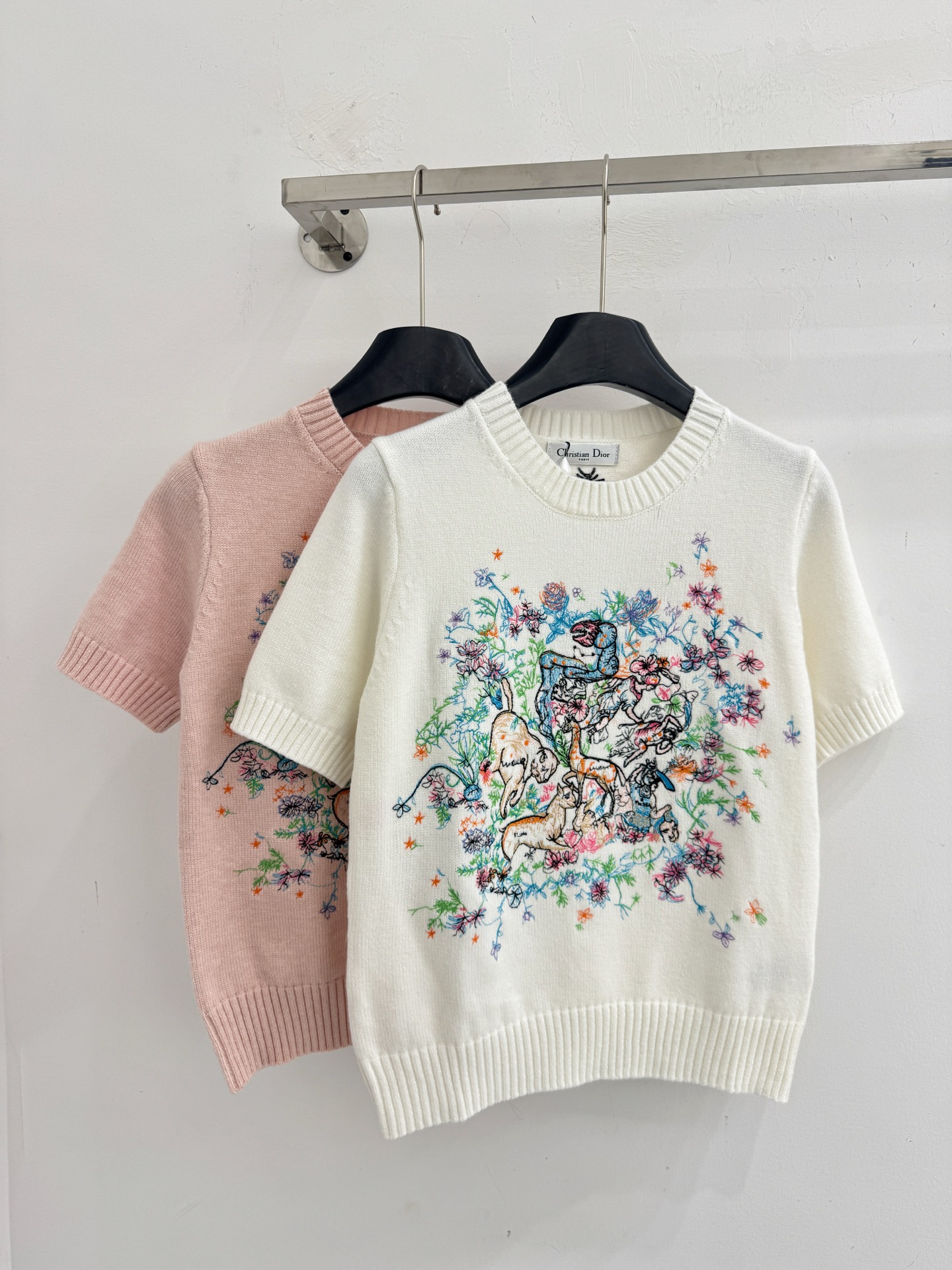 Chanel 圆领针织短袖，软糯亲肤，胸前重工彩色花卉刺绣，清新减龄，温柔百搭。H