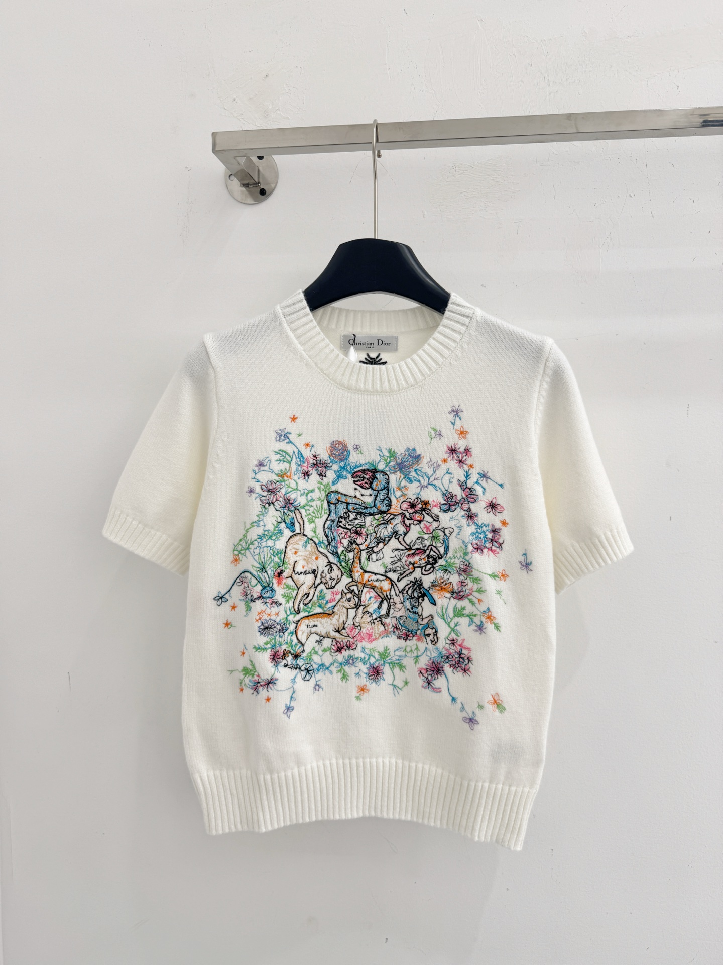 Chanel 圆领针织短袖，软糯亲肤，胸前重工彩色花卉刺绣，清新减龄，温柔百搭。H