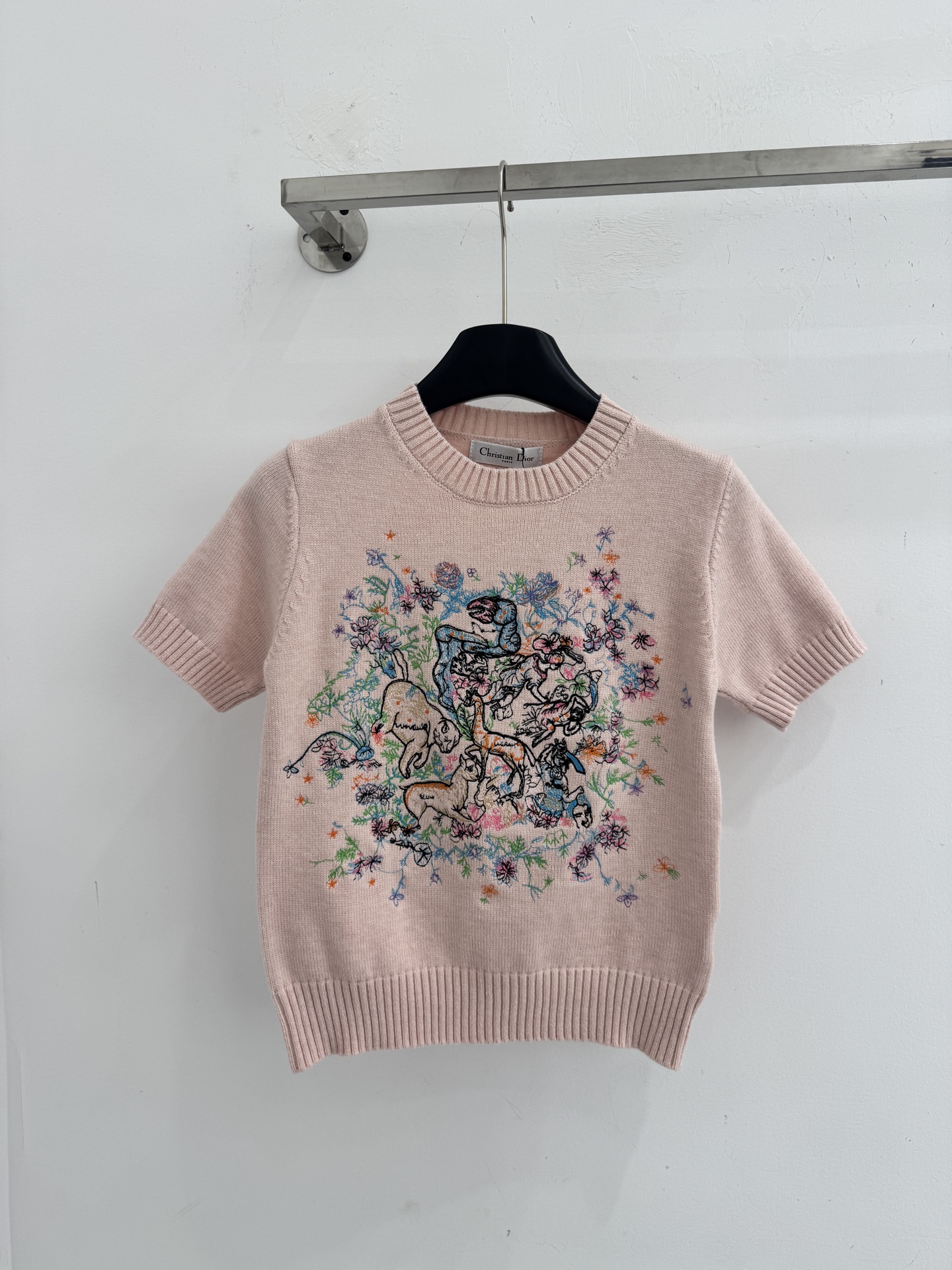 Chanel 圆领针织短袖，软糯亲肤，胸前重工彩色花卉刺绣，清新减龄，温柔百搭。H