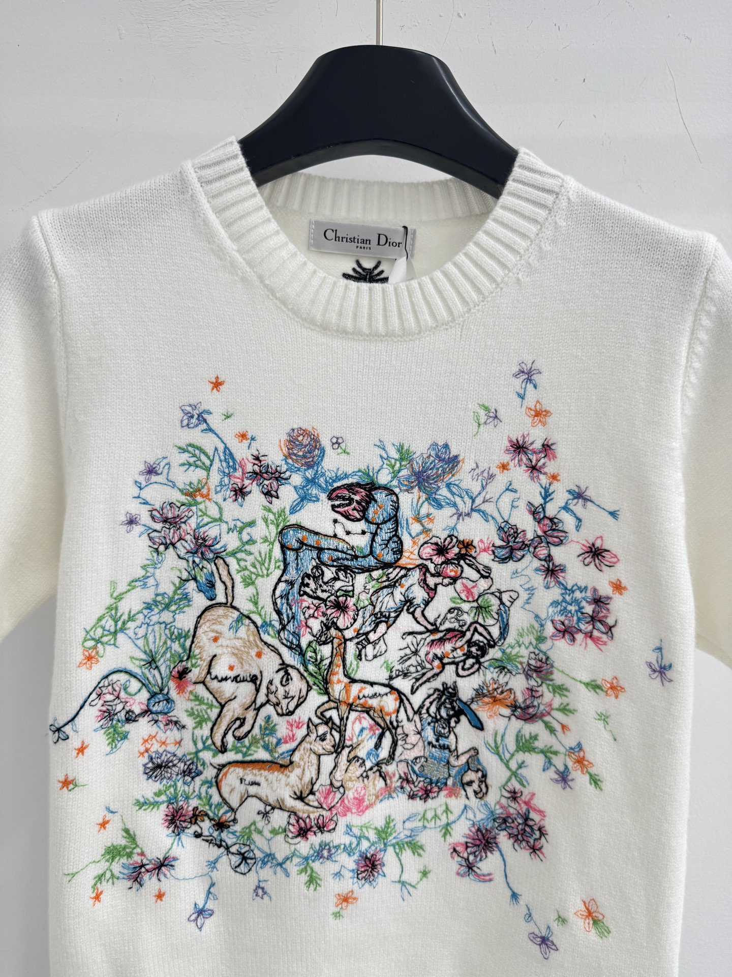 Chanel 圆领针织短袖，软糯亲肤，胸前重工彩色花卉刺绣，清新减龄，温柔百搭。H
