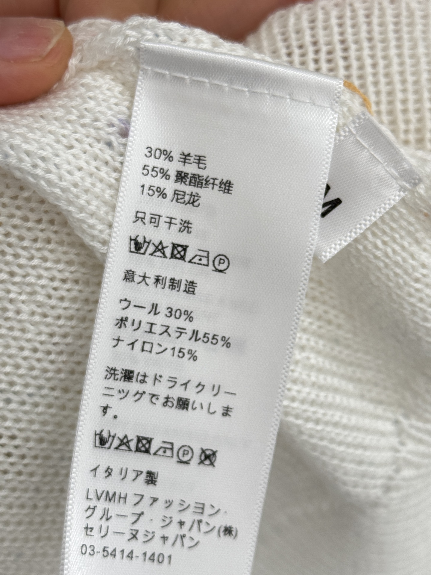 Celine 镂空针织短袖，透气清爽，简约圆领，胸前 小标点缀，黑白两色，百搭显瘦，夏日