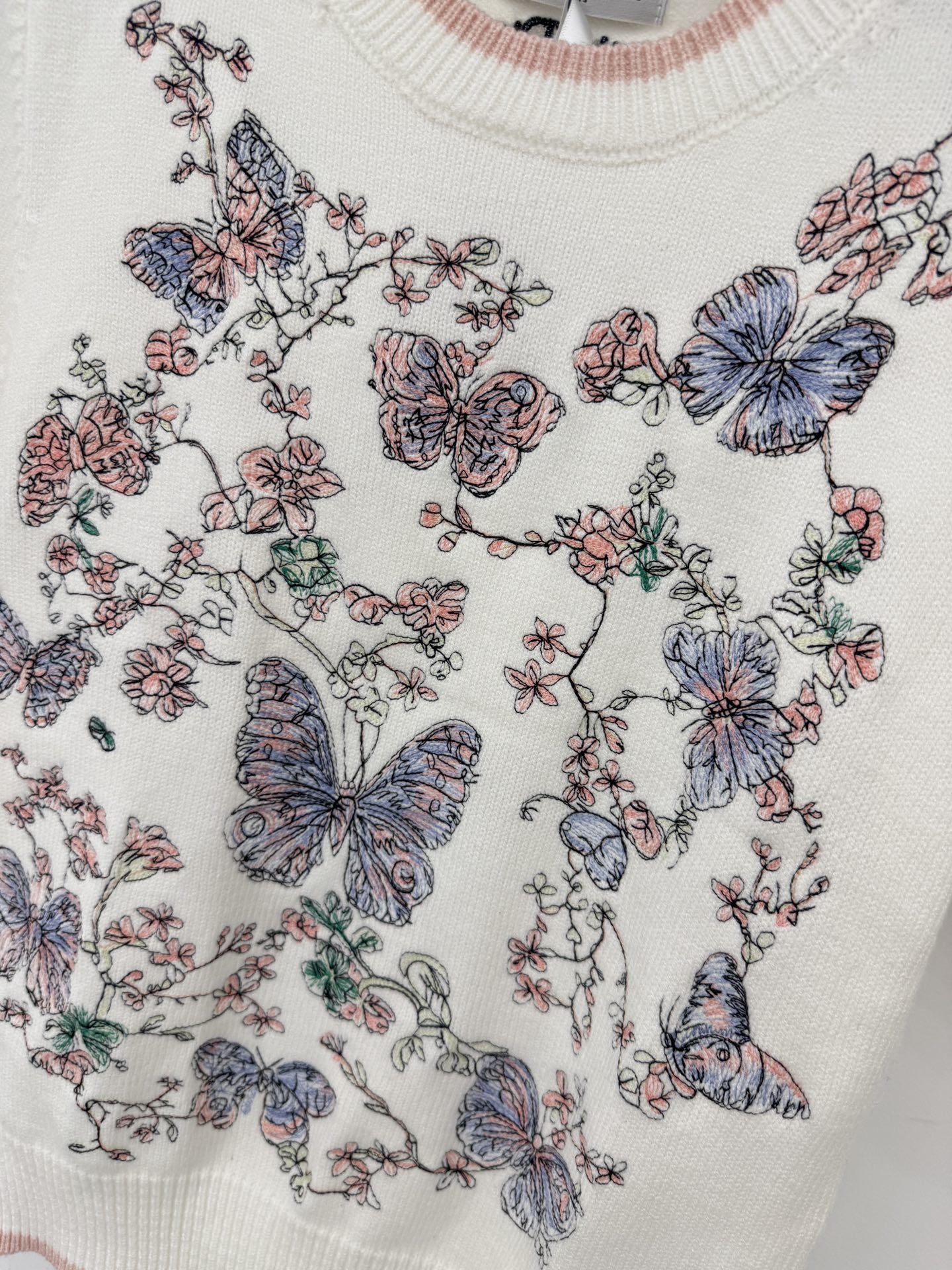 Unknown 温柔圆领蝴蝶花卉针织短袖，细腻软糯亲肤，提花工艺，三色可选，简约百搭，尽显优雅气质。H