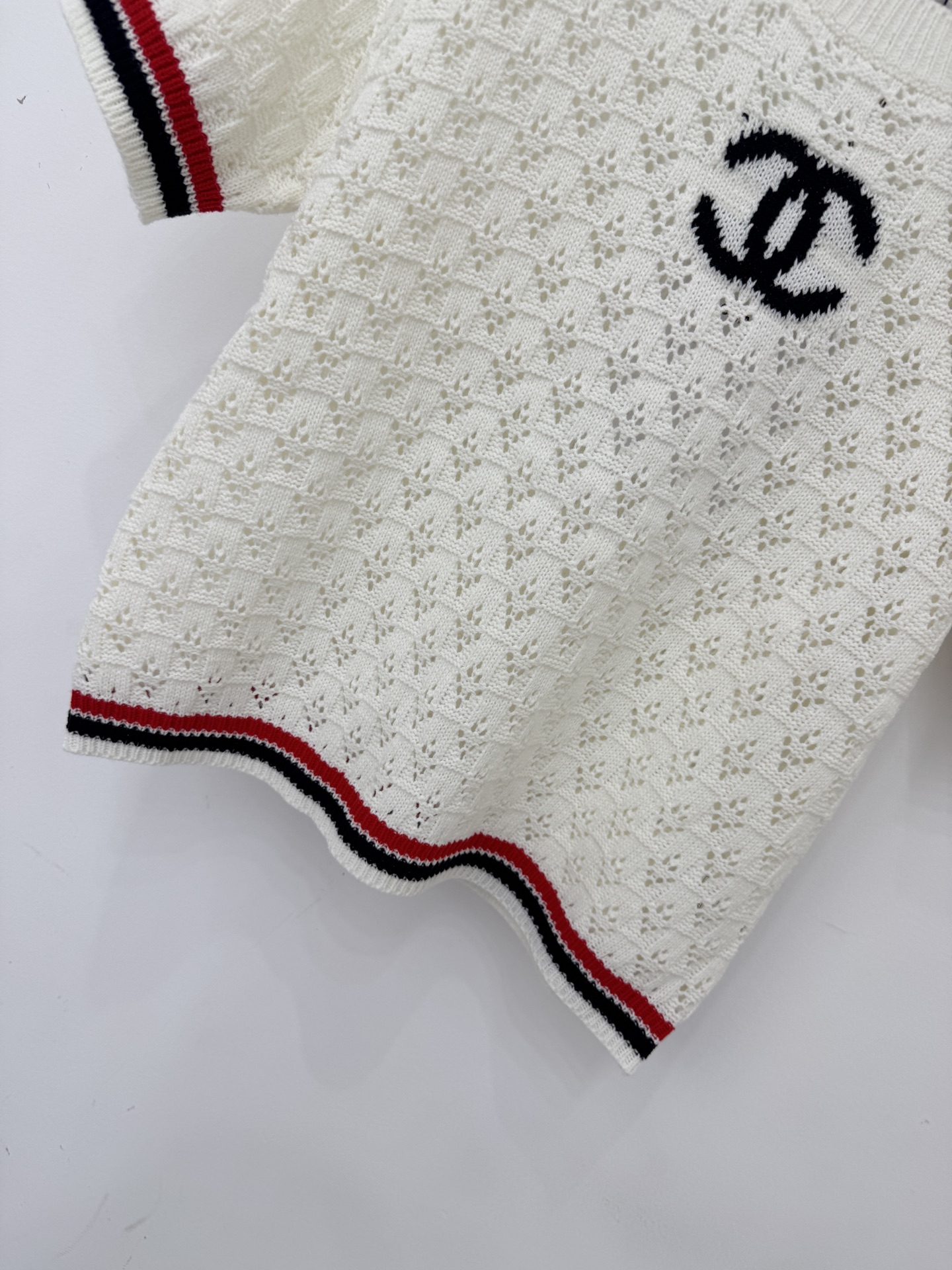 Chanel 镂空针织短袖 提花工艺，撞色条纹包边，简约logo点缀，透气百搭，叠穿单穿都