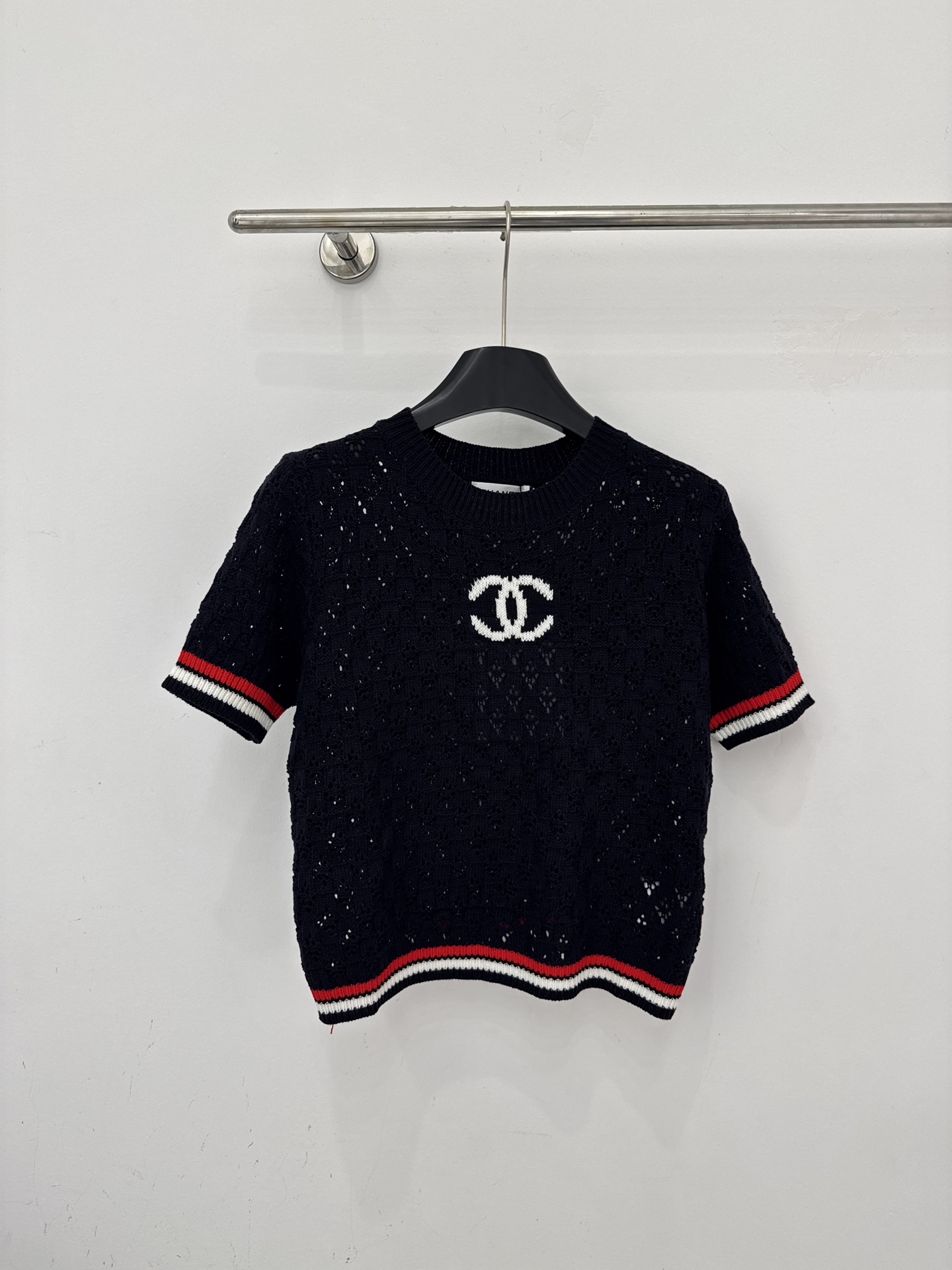 Chanel 镂空针织短袖 提花工艺，撞色条纹包边，简约logo点缀，透气百搭，叠穿单穿都