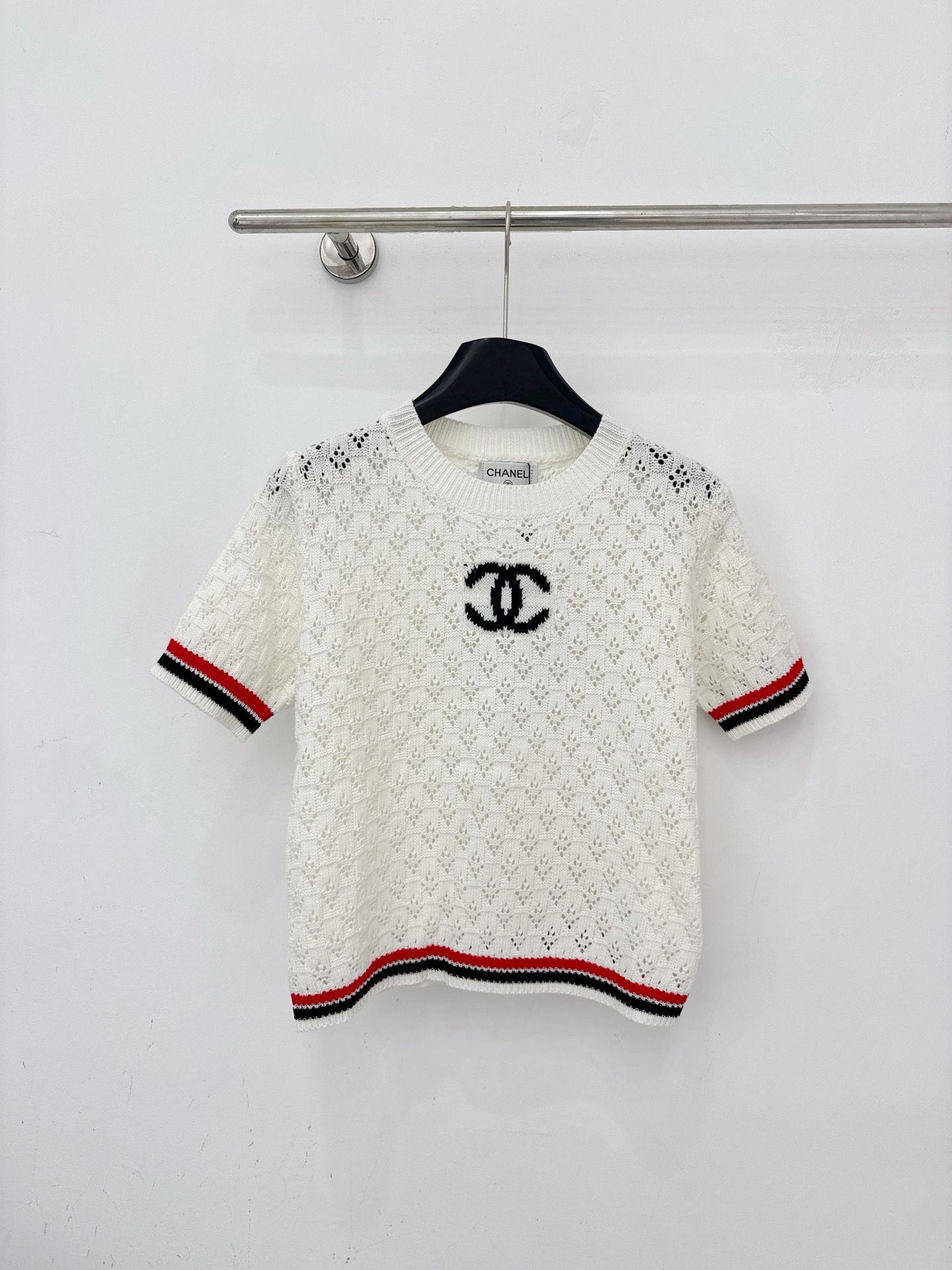 Chanel 镂空针织短袖 提花工艺，撞色条纹包边，简约logo点缀，透气百搭，叠穿单穿都