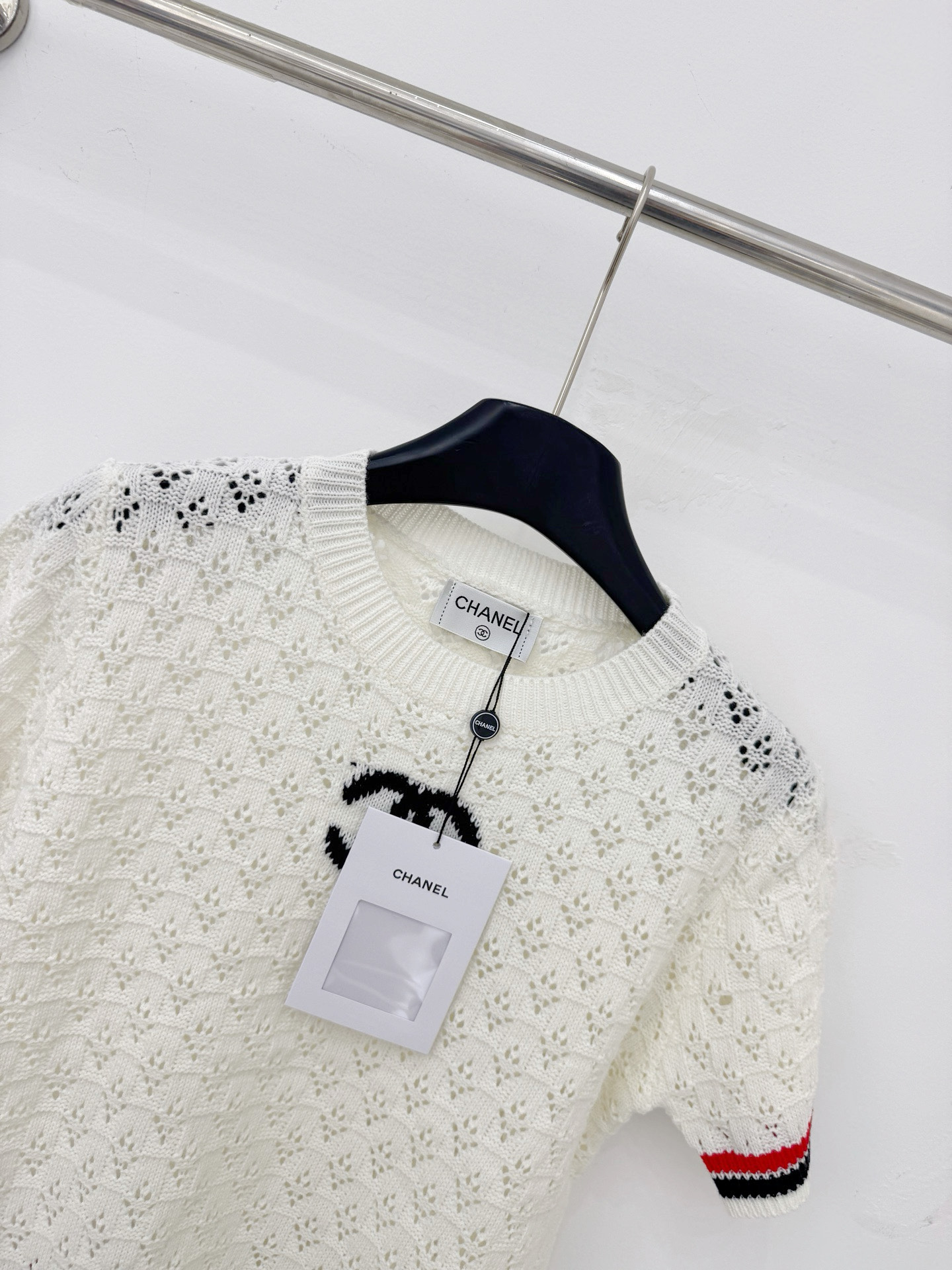 Chanel 镂空针织短袖 提花工艺，撞色条纹包边，简约logo点缀，透气百搭，叠穿单穿都