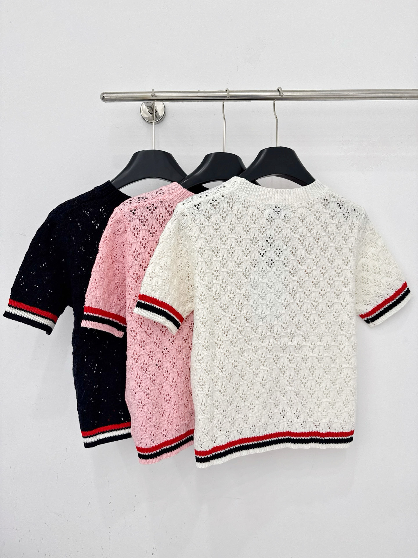 Chanel 镂空针织短袖 提花工艺，撞色条纹包边，简约logo点缀，透气百搭，叠穿单穿都
