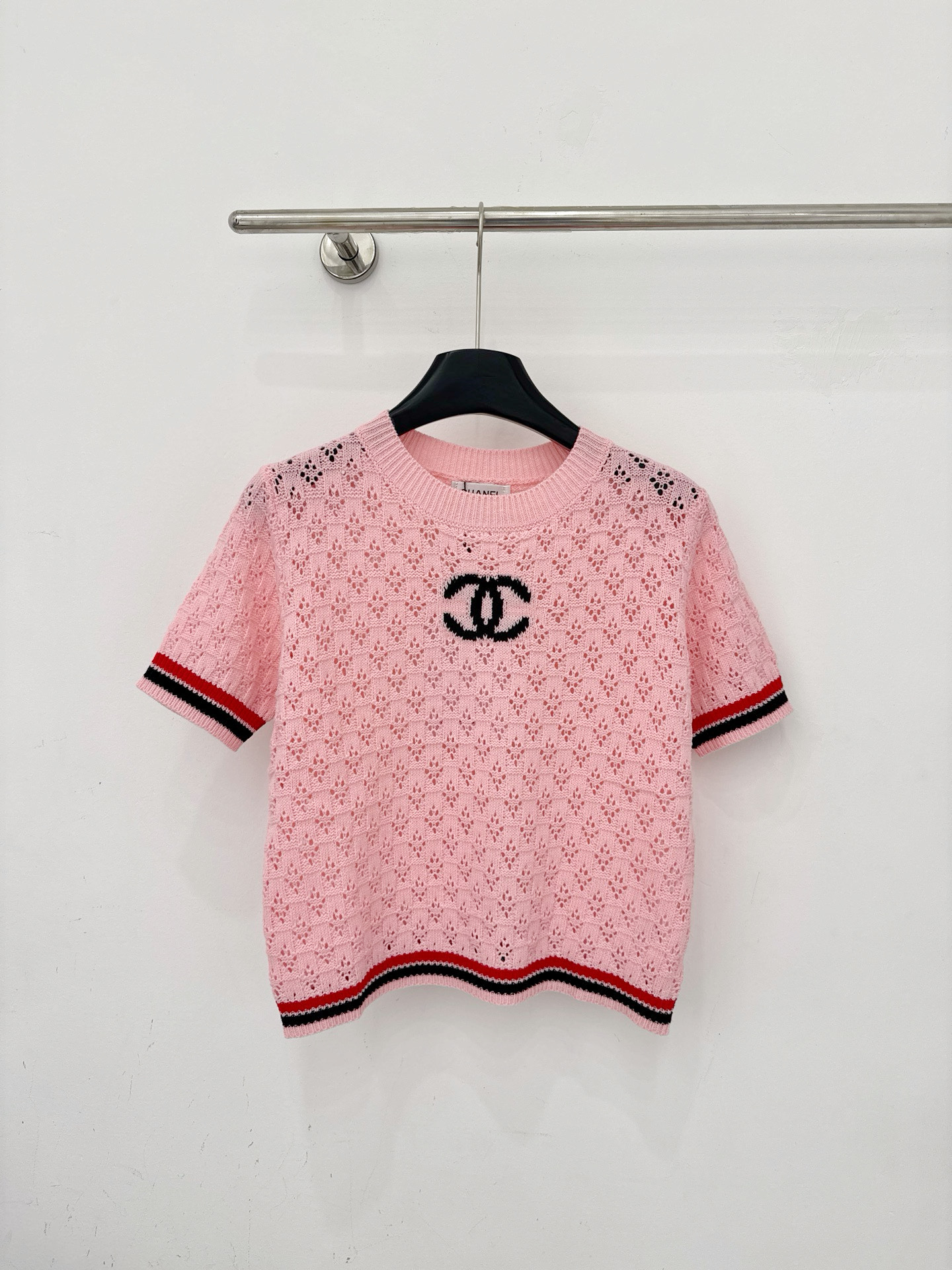 Chanel 镂空针织短袖 提花工艺，撞色条纹包边，简约logo点缀，透气百搭，叠穿单穿都