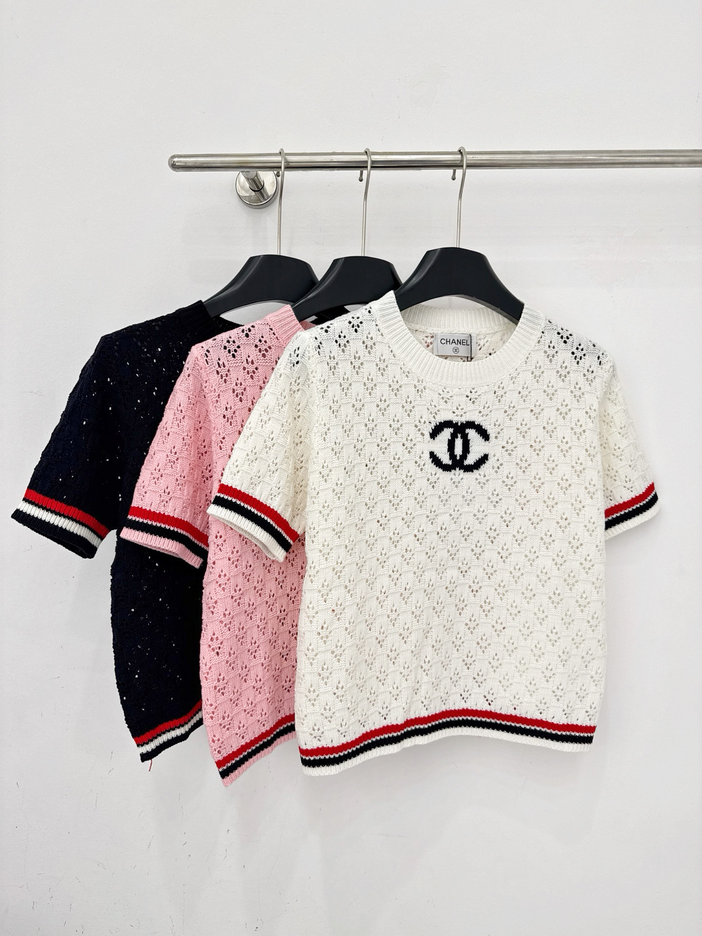 Chanel 镂空针织短袖 提花工艺，撞色条纹包边，简约logo点缀，透气百搭，叠穿单穿都