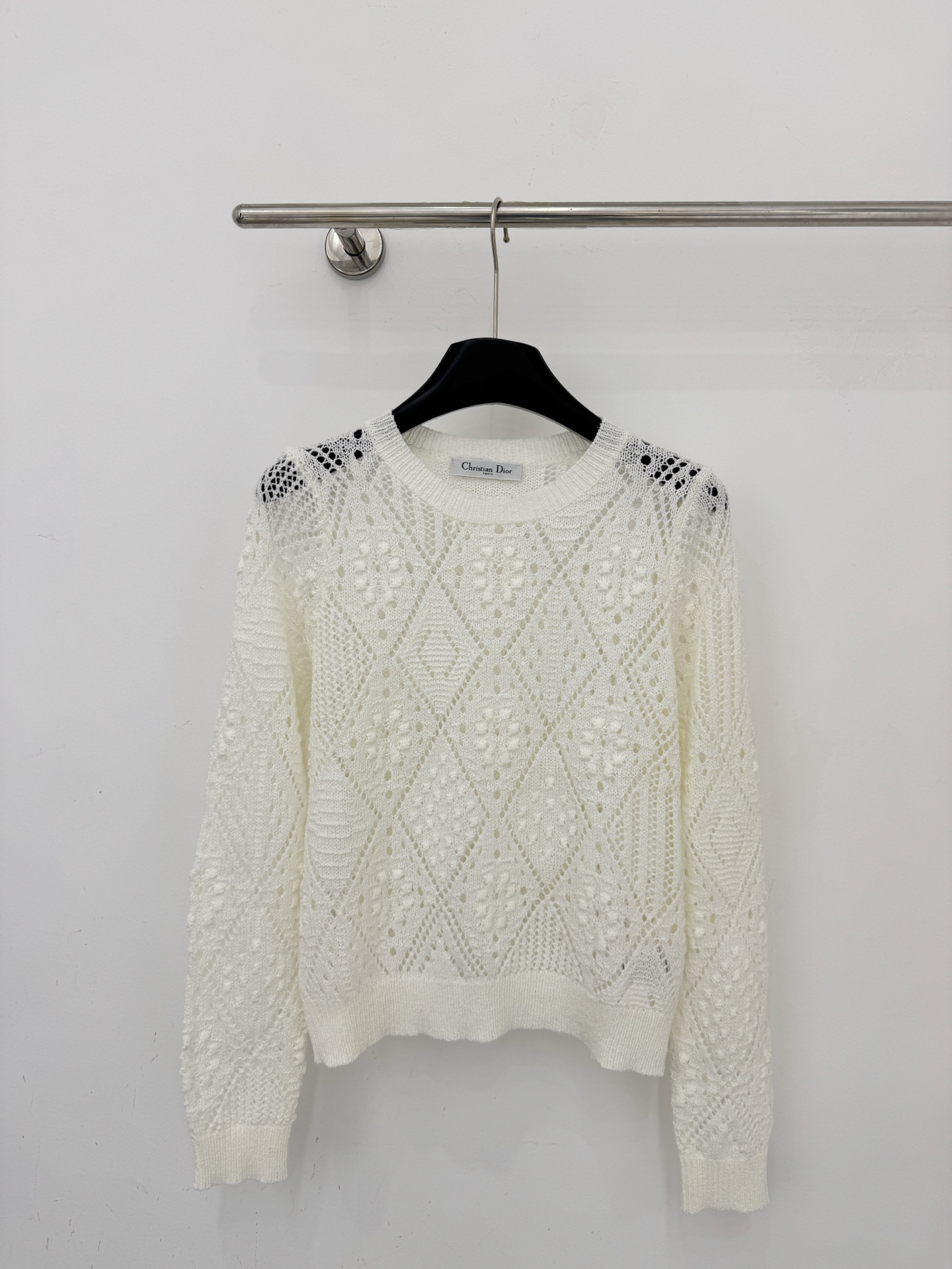 Chanel 法式镂空菱格针织衫，软糯透气，钩花工艺，温柔奶白与鹅黄两色可选，宽松显瘦，氛围感拉满。B