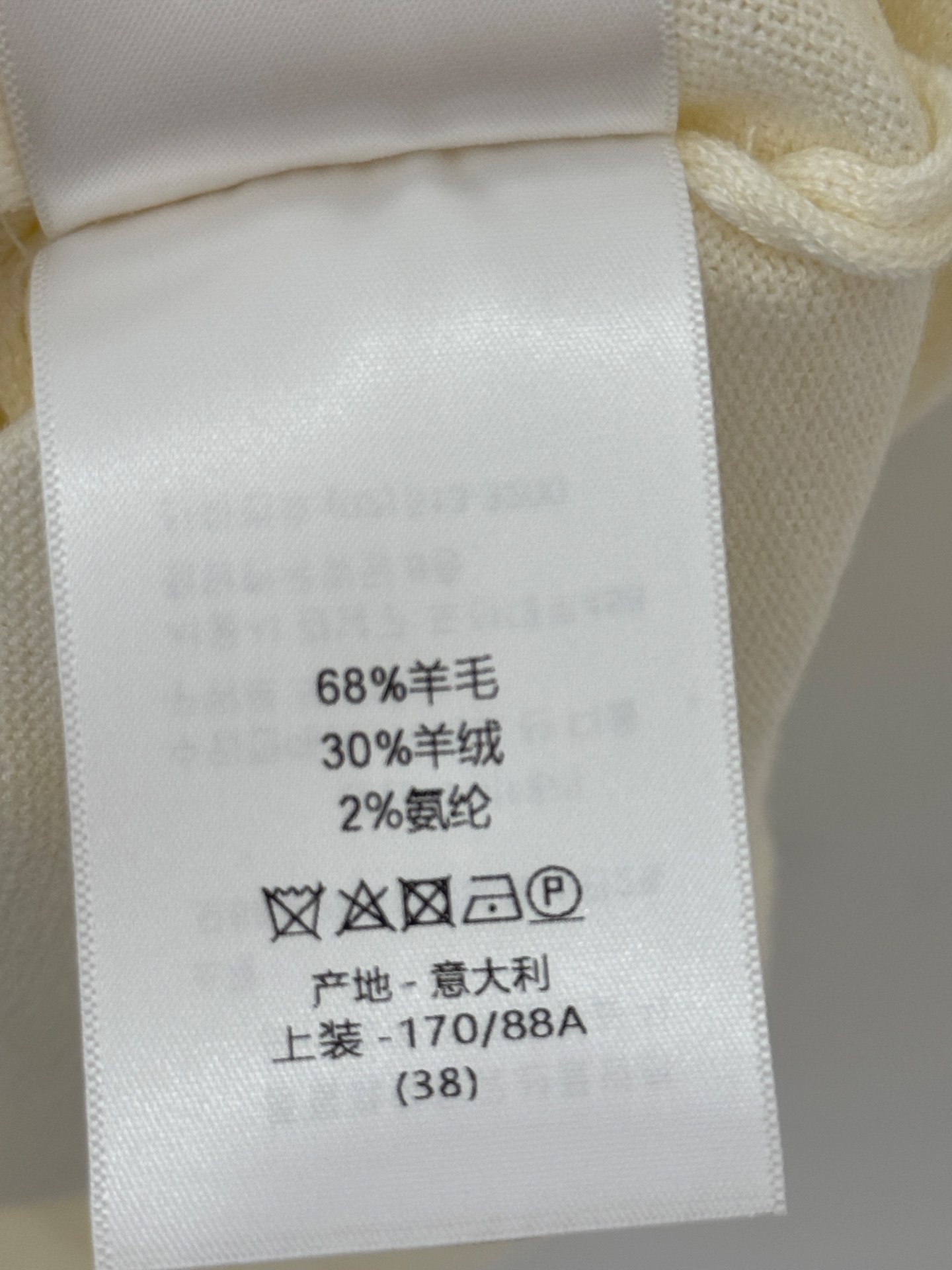 Unknown 简约Polo领针织短袖，奶白与鹅黄两色可选，小蜜蜂刺绣点缀，软糯透气，通勤日常百搭。L
