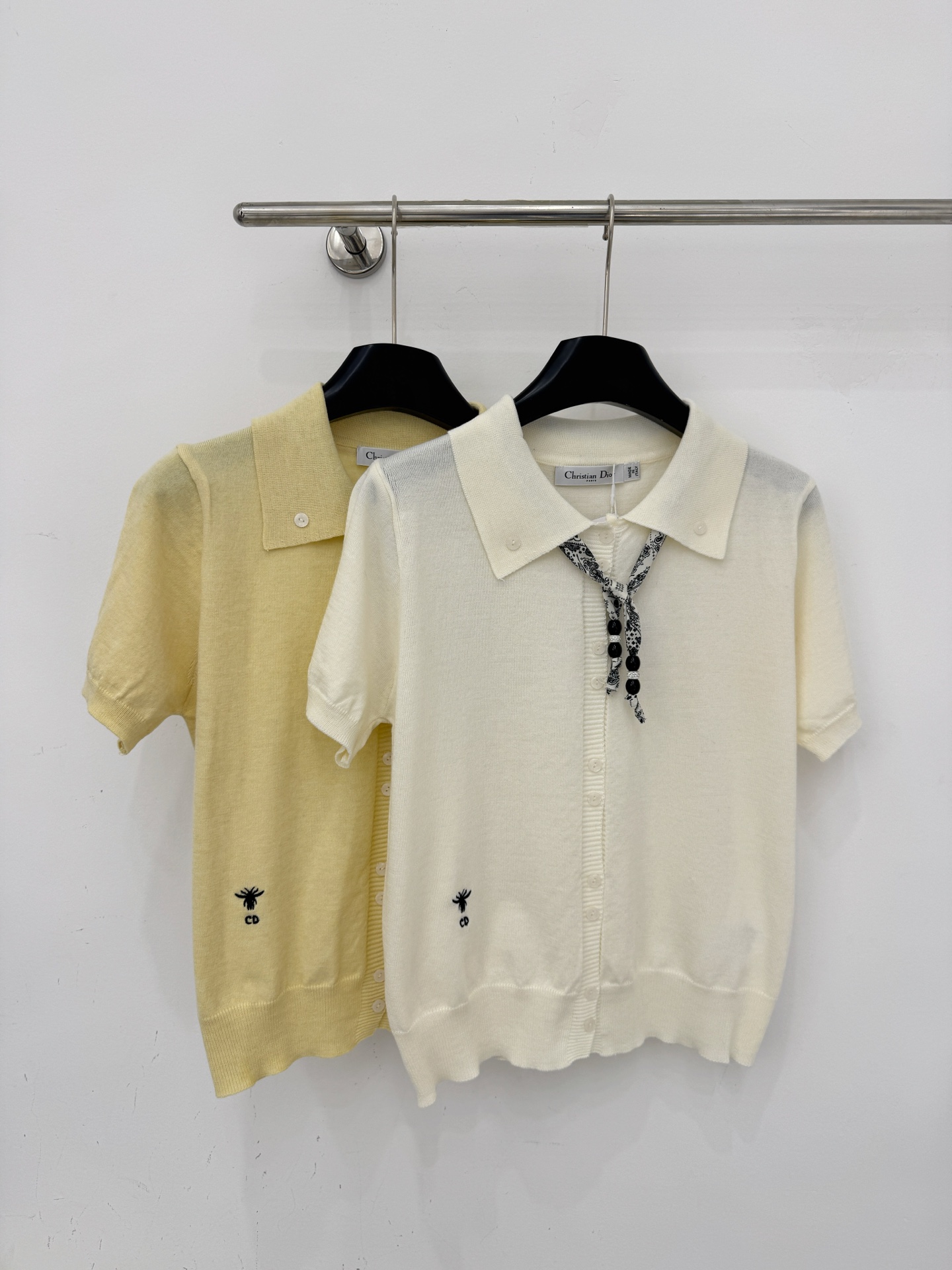 Unknown 简约Polo领针织短袖，奶白与鹅黄两色可选，小蜜蜂刺绣点缀，软糯透气，通勤日常百搭。L