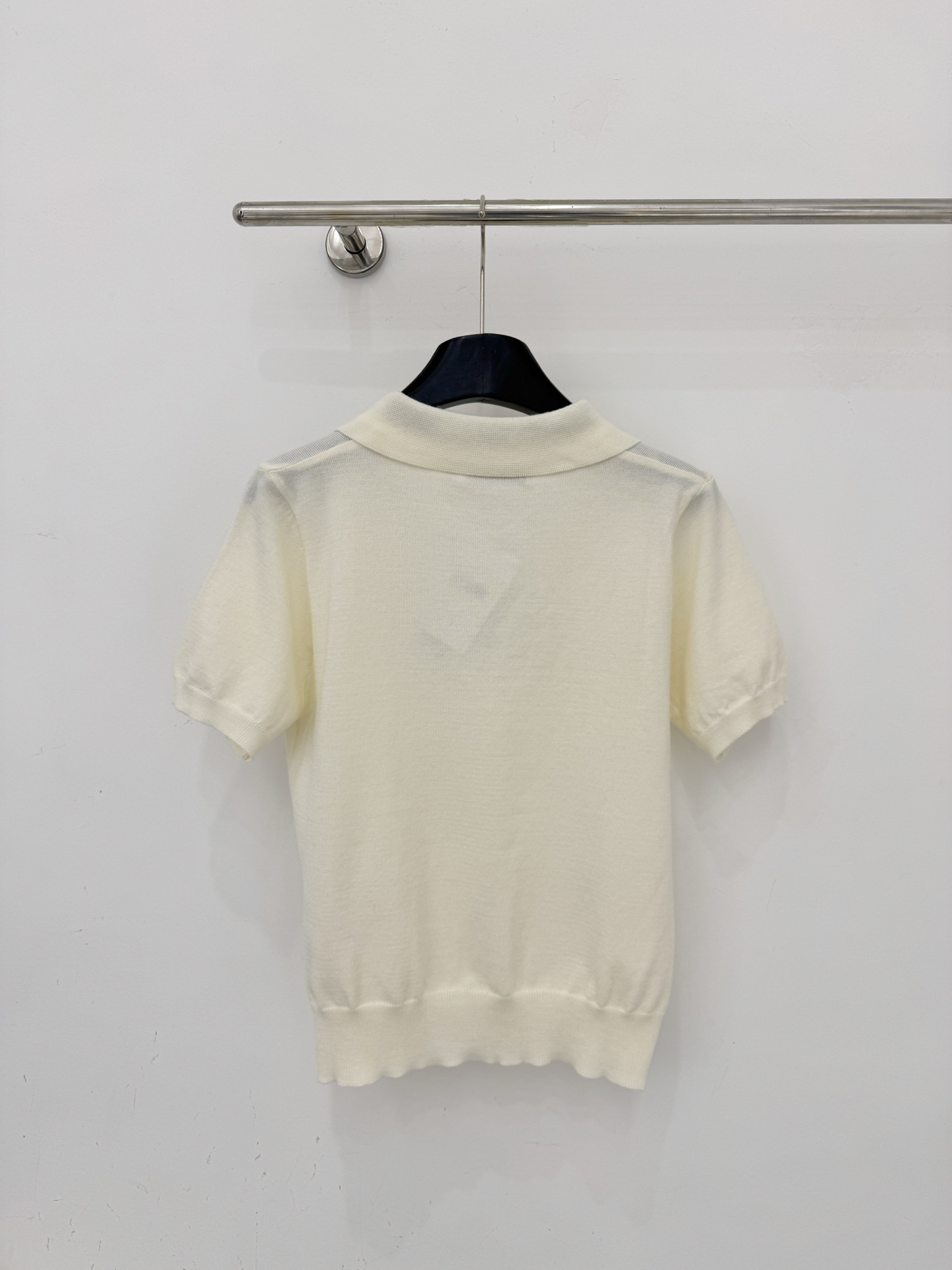 Unknown 简约Polo领针织短袖，奶白与鹅黄两色可选，小蜜蜂刺绣点缀，软糯透气，通勤日常百搭。L