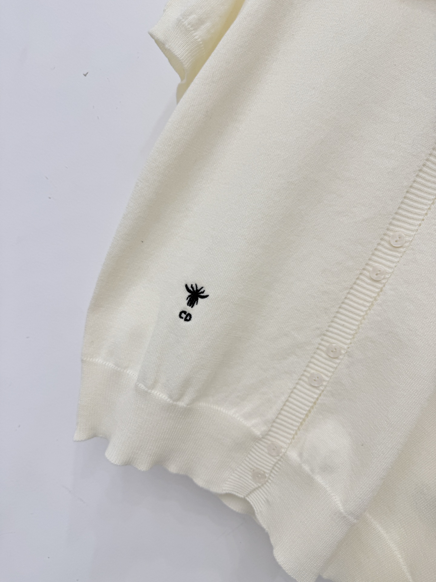 Unknown 简约Polo领针织短袖，奶白与鹅黄两色可选，小蜜蜂刺绣点缀，软糯透气，通勤日常百搭。L