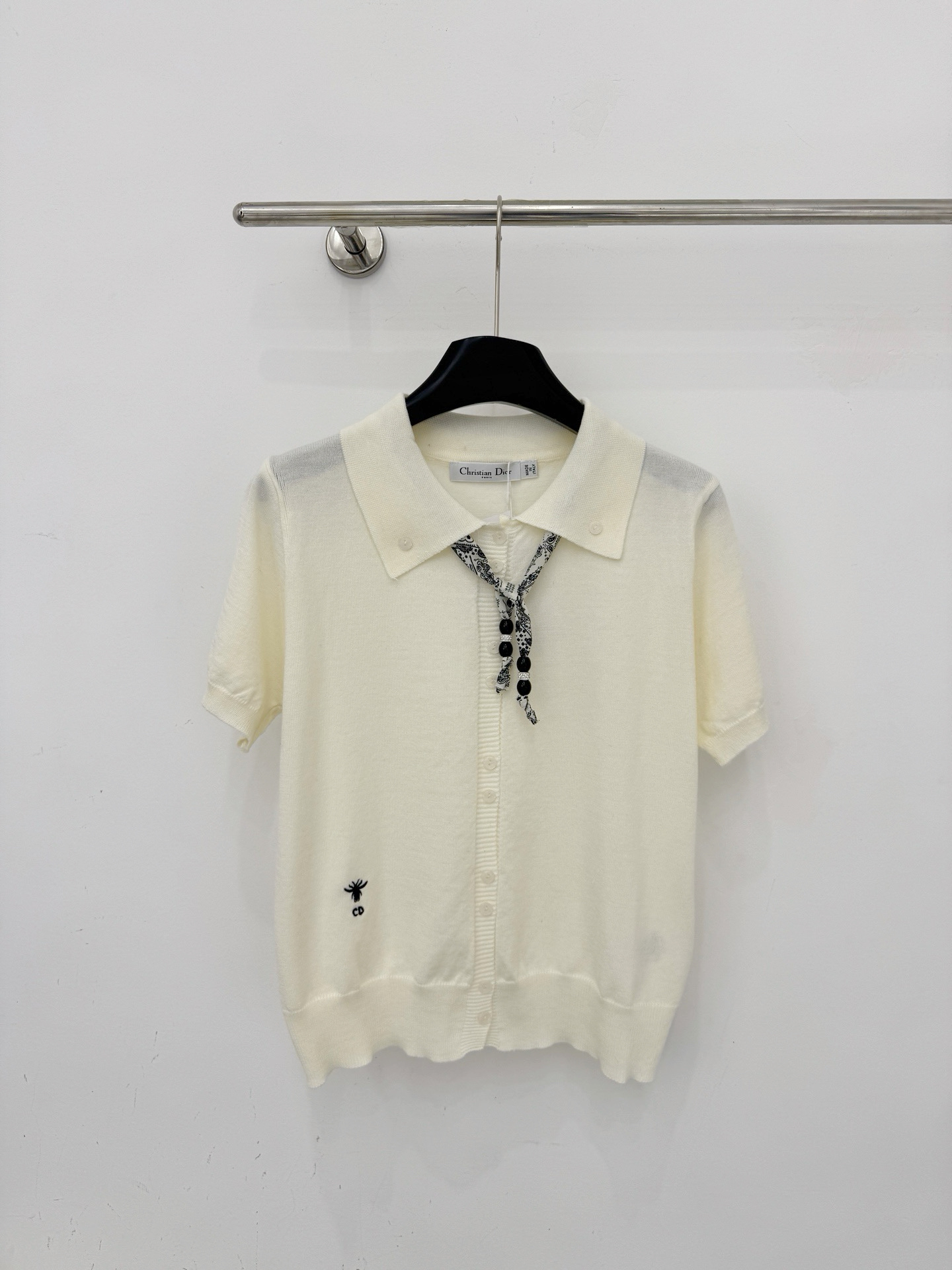 Unknown 简约Polo领针织短袖，奶白与鹅黄两色可选，小蜜蜂刺绣点缀，软糯透气，通勤日常百搭。L