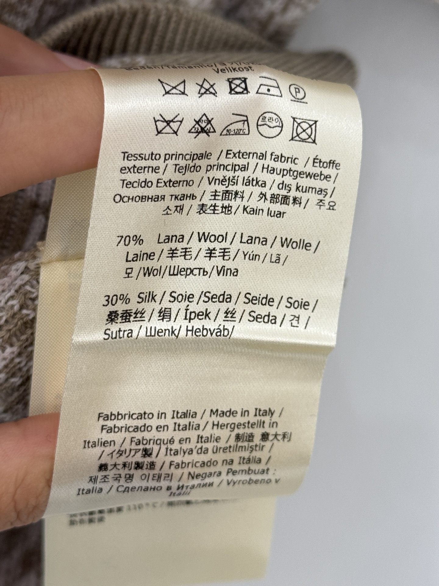 Chanel 菱格纹理针织短袖，软糯亲肤，撞色包边设计，简约圆领，气质通勤百搭，两色可选，尽显 格调。B