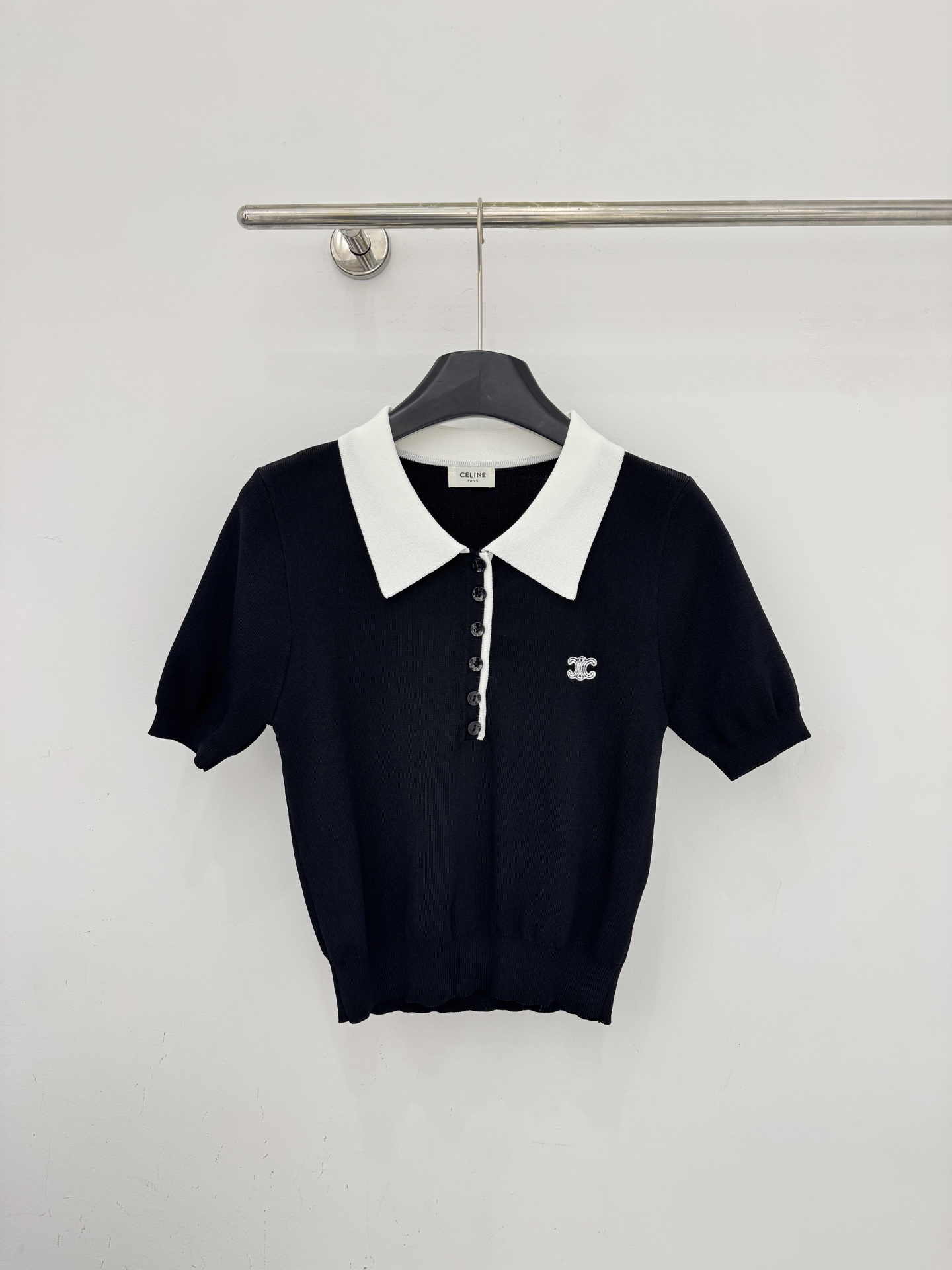 Celine 黑白撞色Polo针织短袖，翻领设计，简约纽扣点缀，修身显瘦，通勤日常百搭，尽显高级质感。B