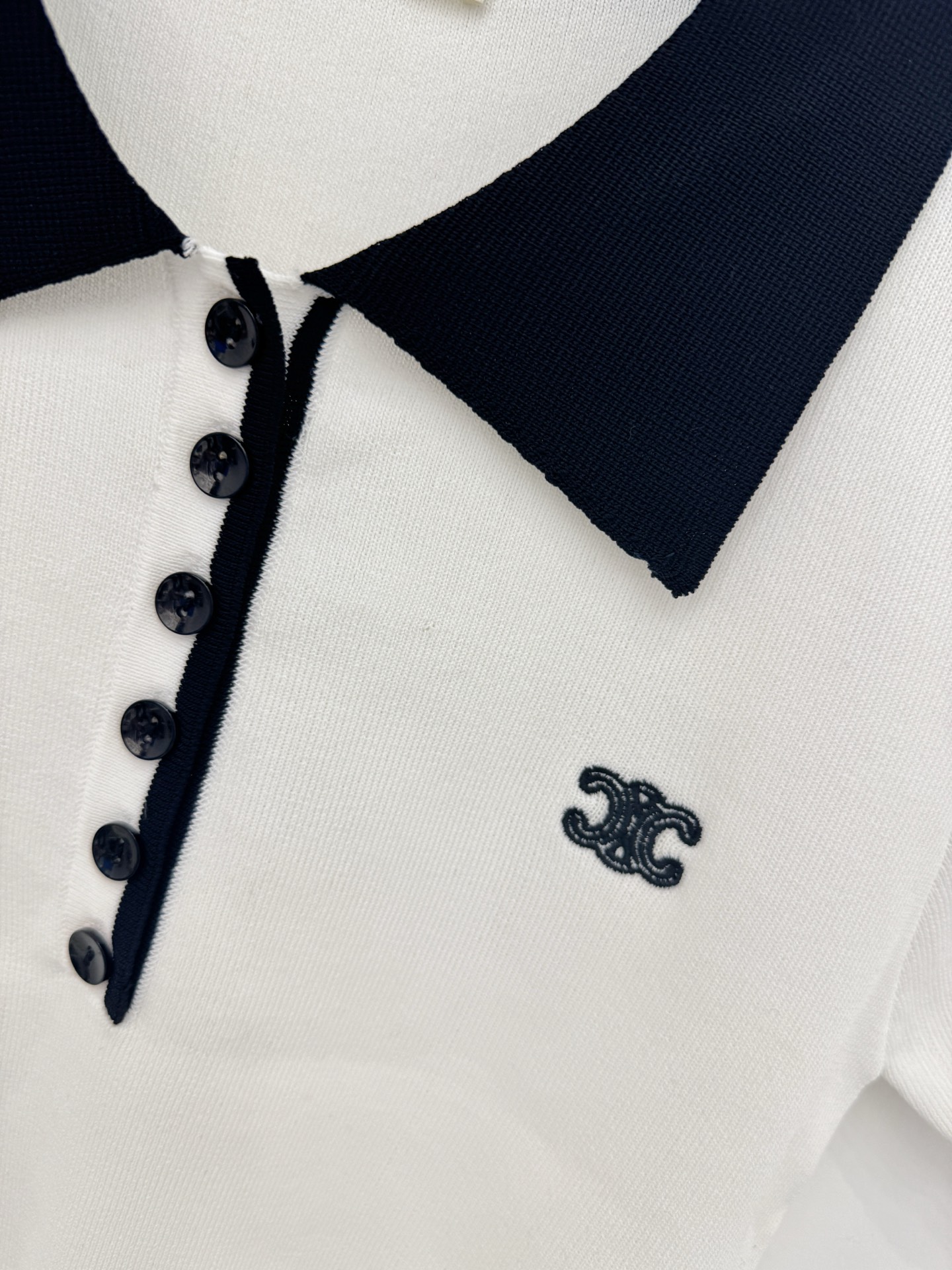 Celine 黑白撞色Polo针织短袖，翻领设计，简约纽扣点缀，修身显瘦，通勤日常百搭，尽显高级质感。B