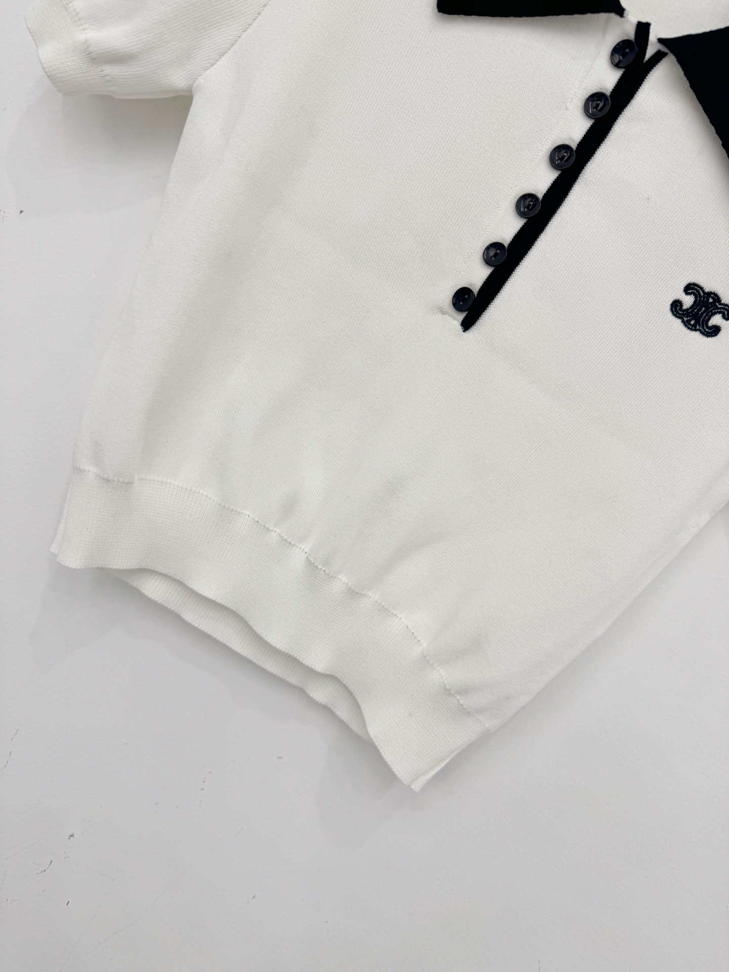 Celine 黑白撞色Polo针织短袖，翻领设计，简约纽扣点缀，修身显瘦，通勤日常百搭，尽显高级质感。B