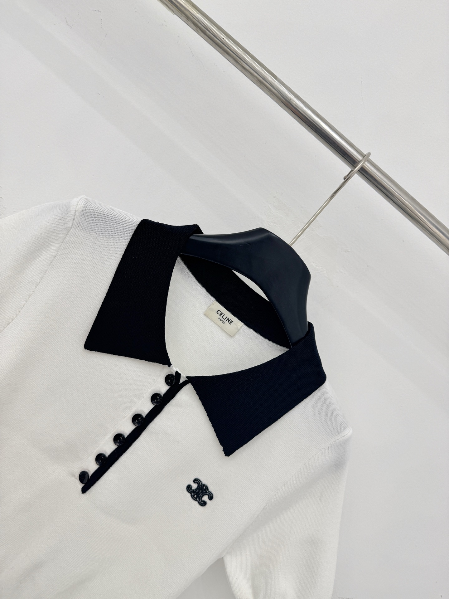 Celine 黑白撞色Polo针织短袖，翻领设计，简约纽扣点缀，修身显瘦，通勤日常百搭，尽显高级质感。B