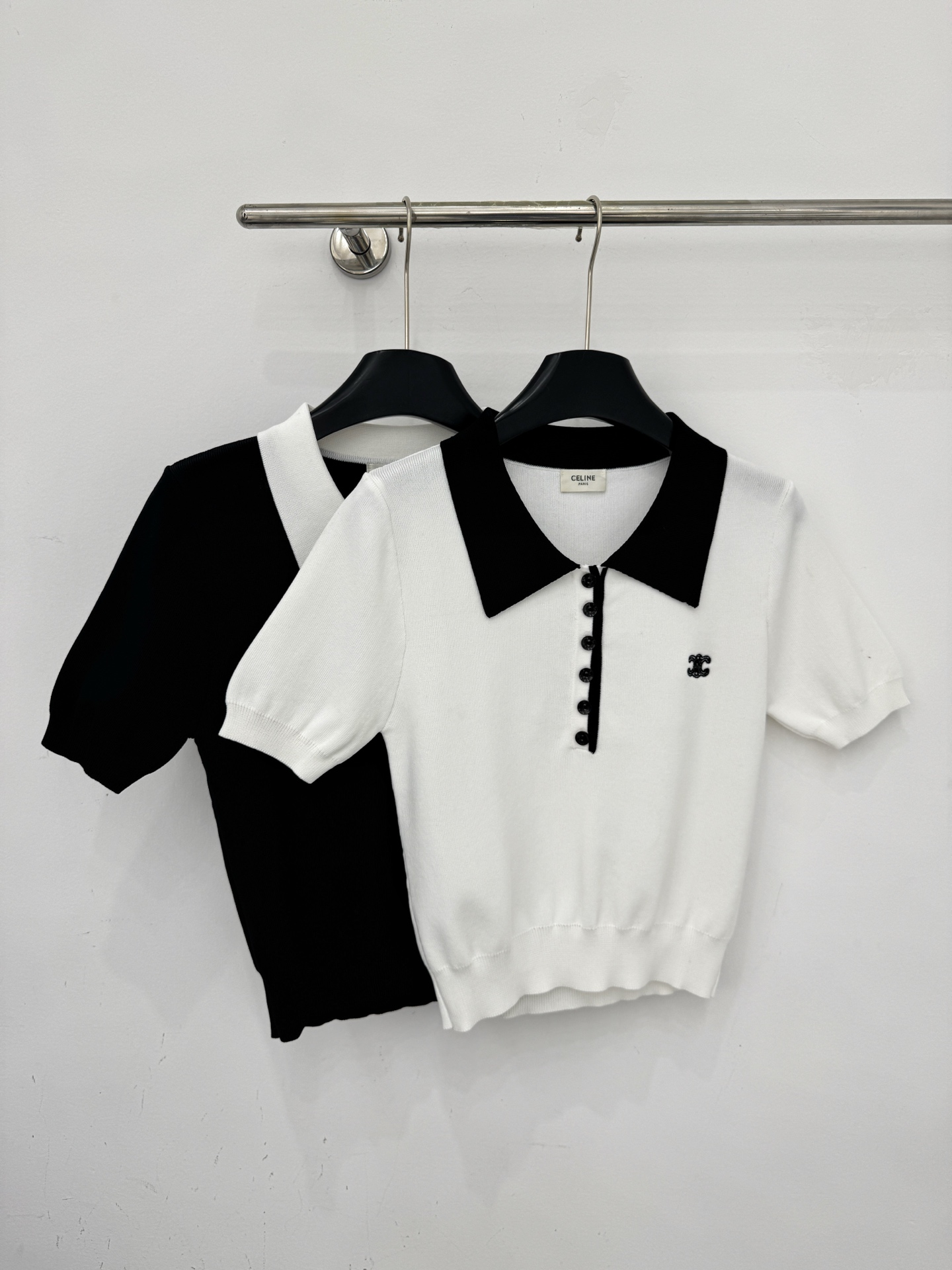 Celine 黑白撞色Polo针织短袖，翻领设计，简约纽扣点缀，修身显瘦，通勤日常百搭，尽显高级质感。B