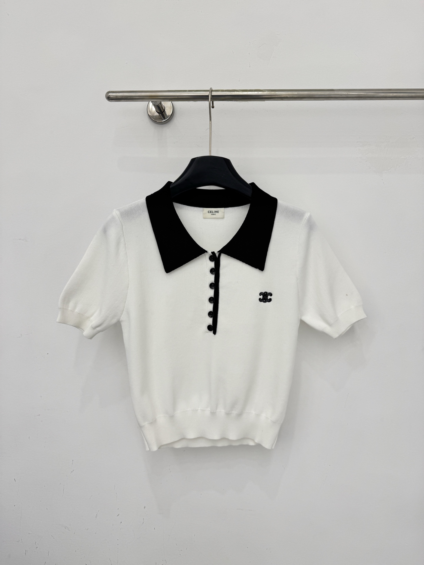 Celine 黑白撞色Polo针织短袖，翻领设计，简约纽扣点缀，修身显瘦，通勤日常百搭，尽显高级质感。B