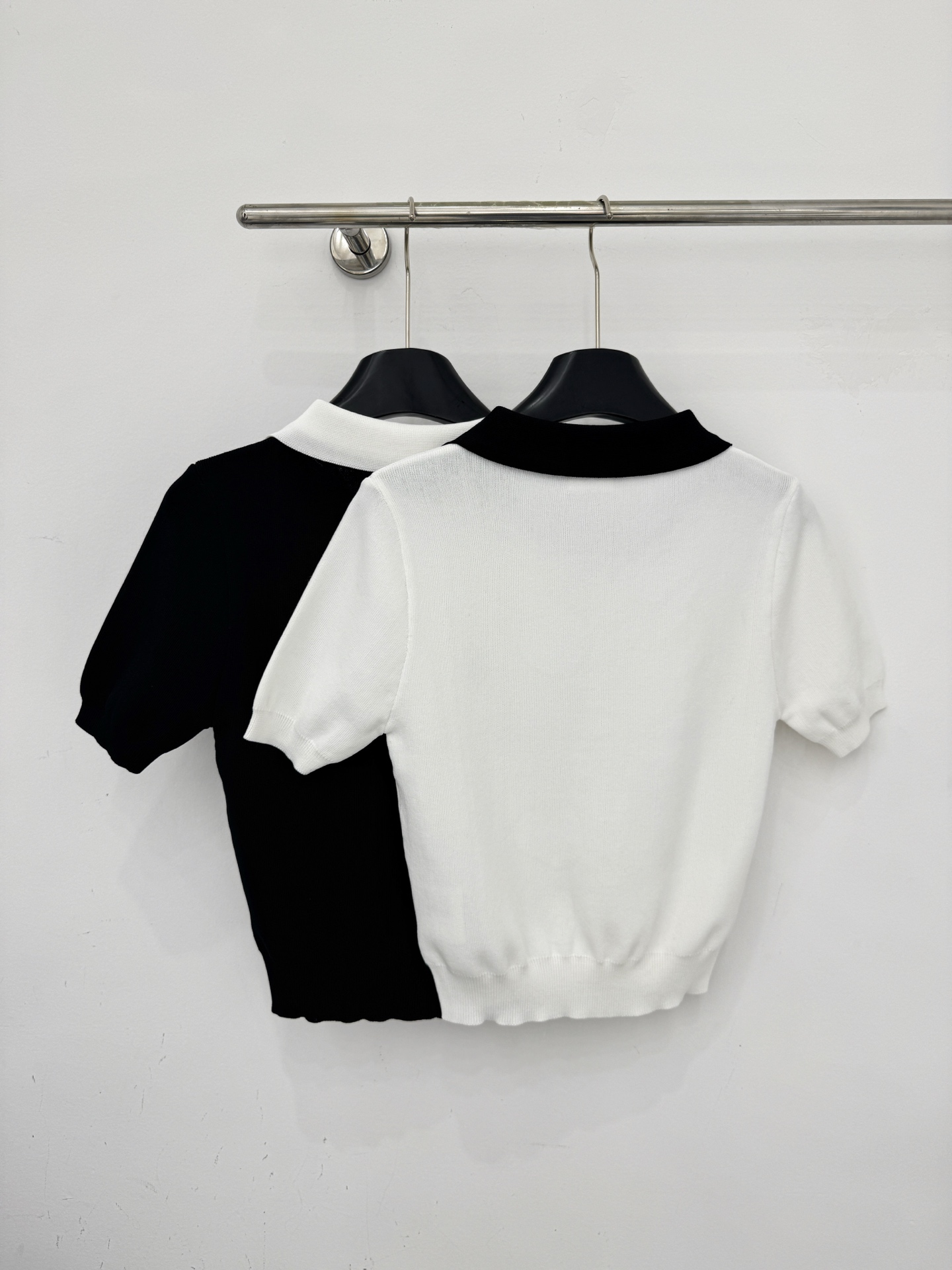 Celine 黑白撞色Polo针织短袖，翻领设计，简约纽扣点缀，修身显瘦，通勤日常百搭，尽显高级质感。B